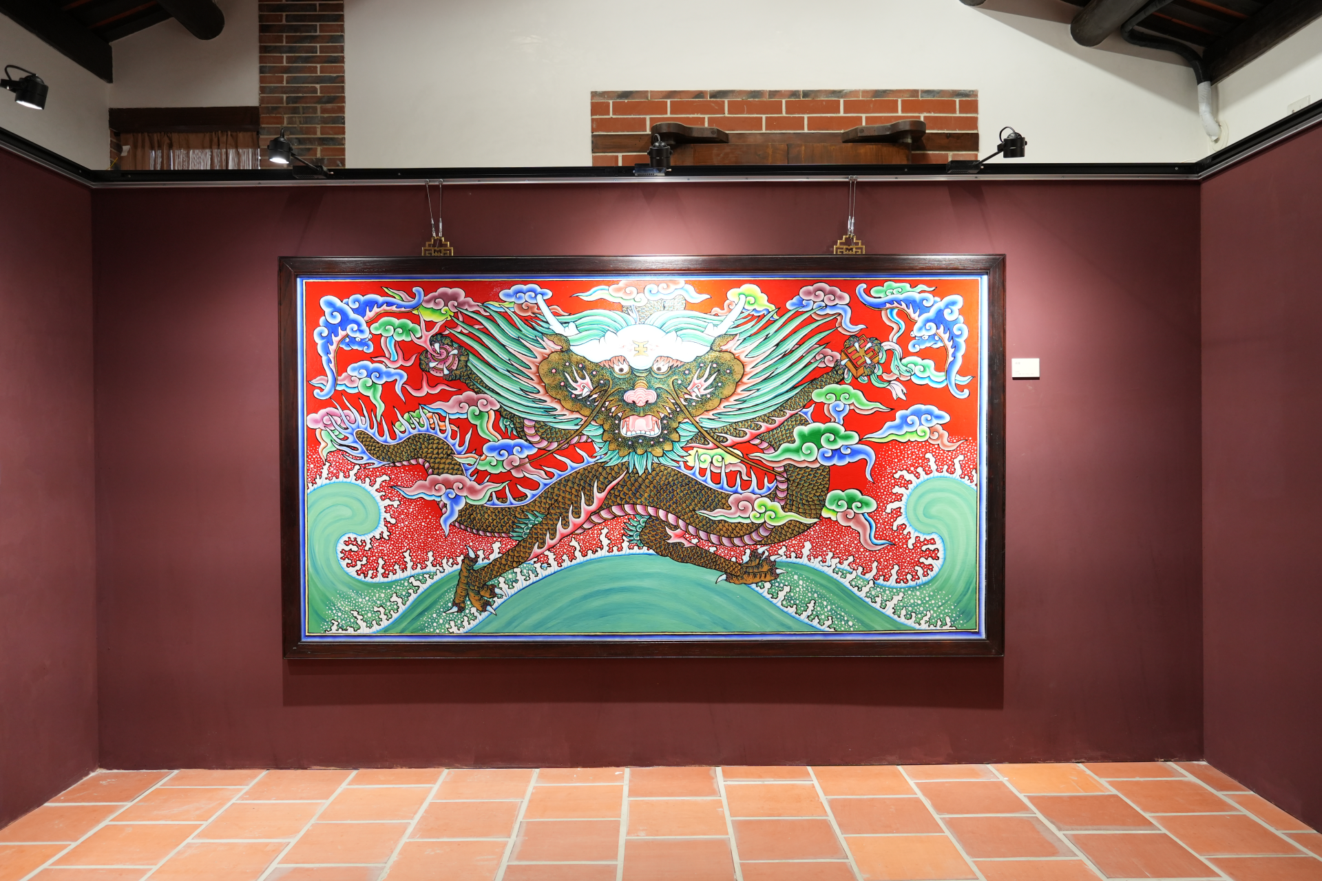 園區內三棟歷史建築，分別規劃三大主題展，「利記公厝」邀請重要傳統工藝「傳統建築彩繪」保存者莊武男藝師，展出數十件以龍年為主題的精湛創作。