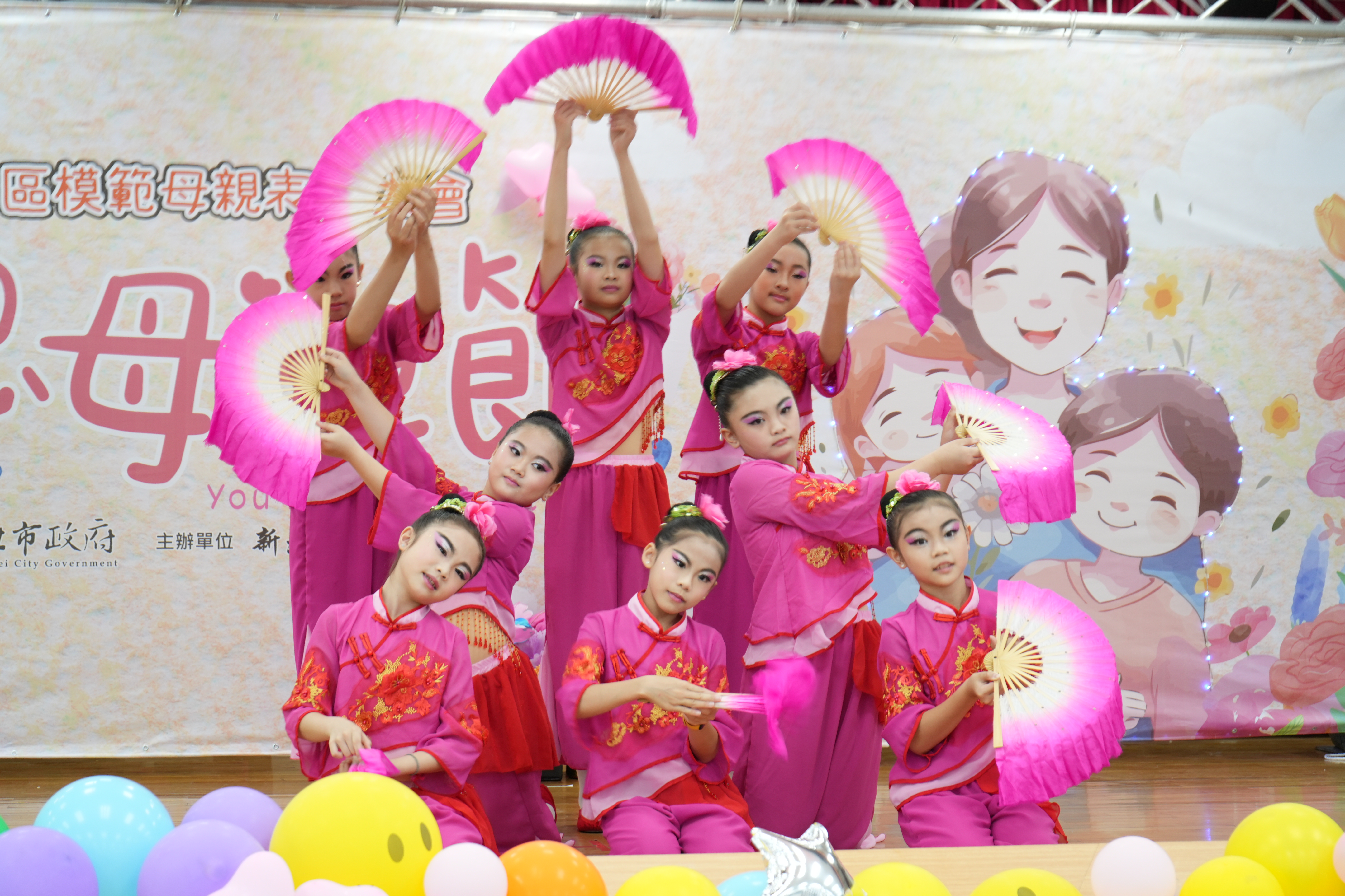 新北市快樂舞蹈交流協會的小朋友們帶來「彩蝶迎春」表演