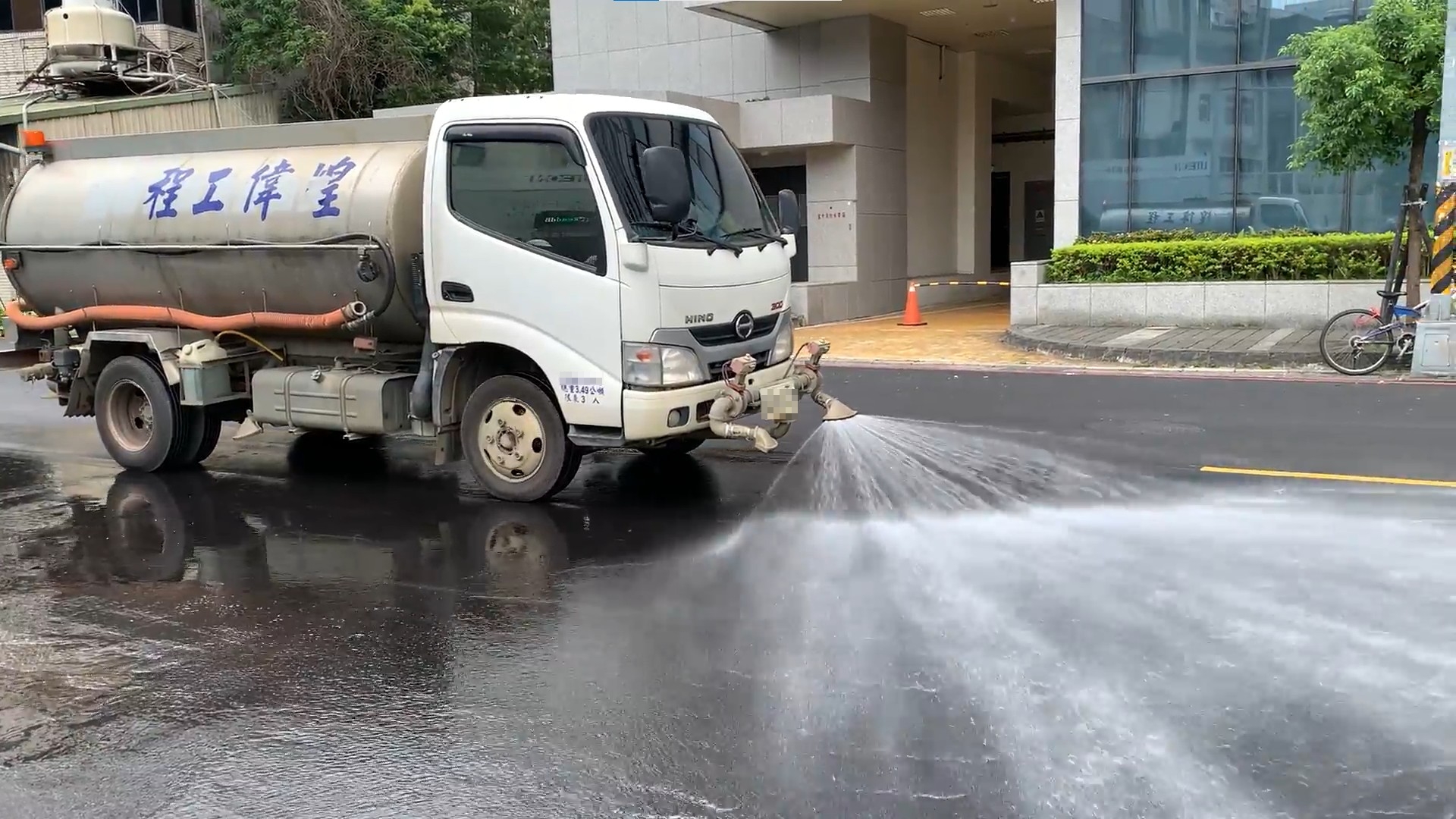 基地內外進行街道清洗環境清理