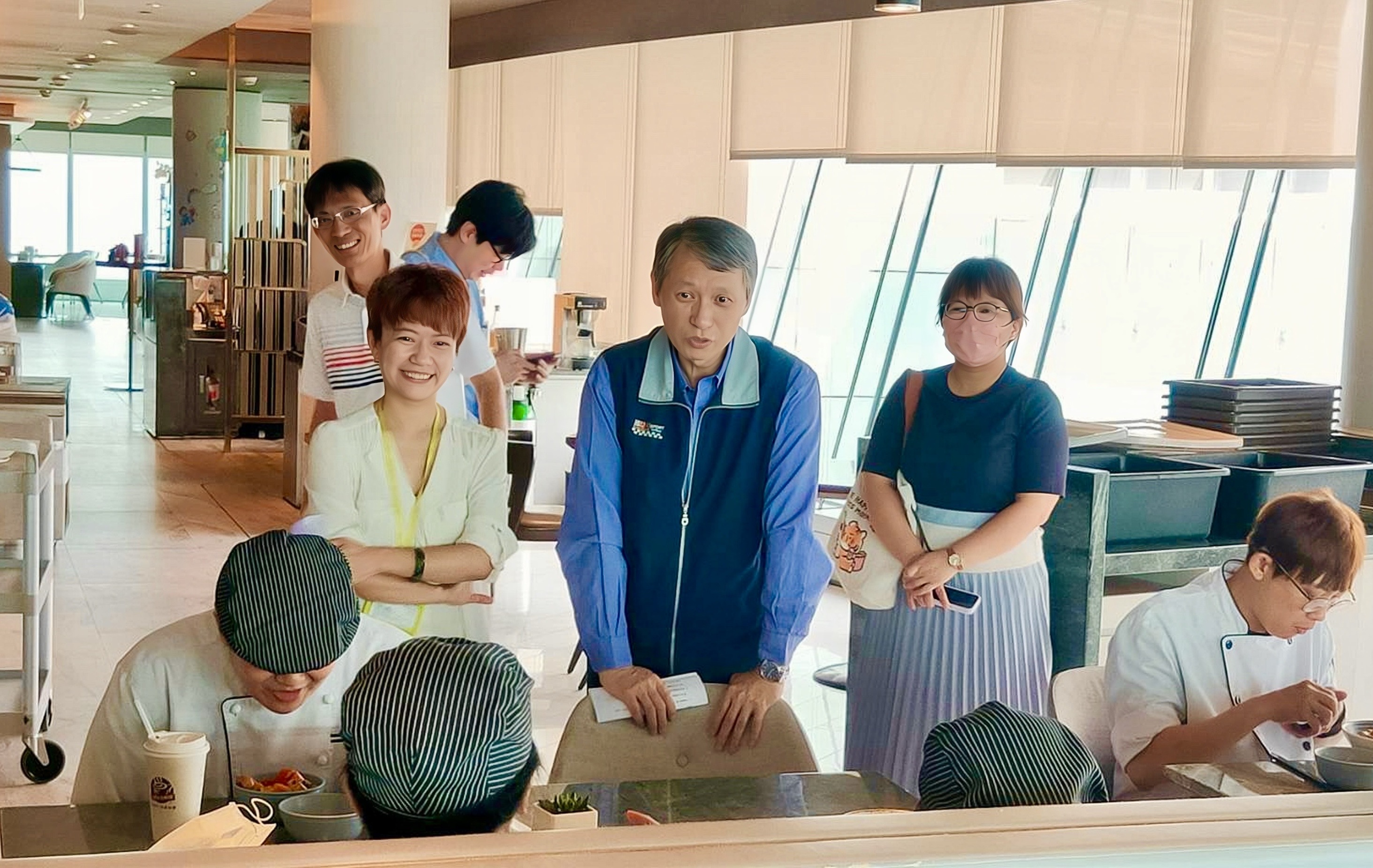 圖說4:勞工局長陳瑞嘉關心正在享用員工餐的出勤員工。
