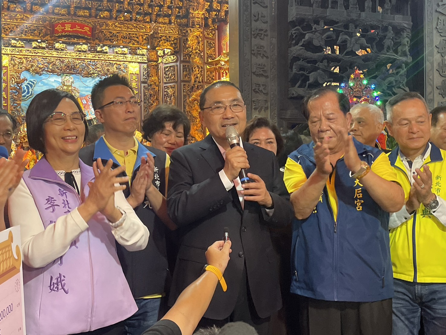 新北市長侯友宜表示，媽祖就如同台灣人的母親一樣，守護信眾大小事務，不論發生什麼事，媽祖都會在我們的身後護佑著。