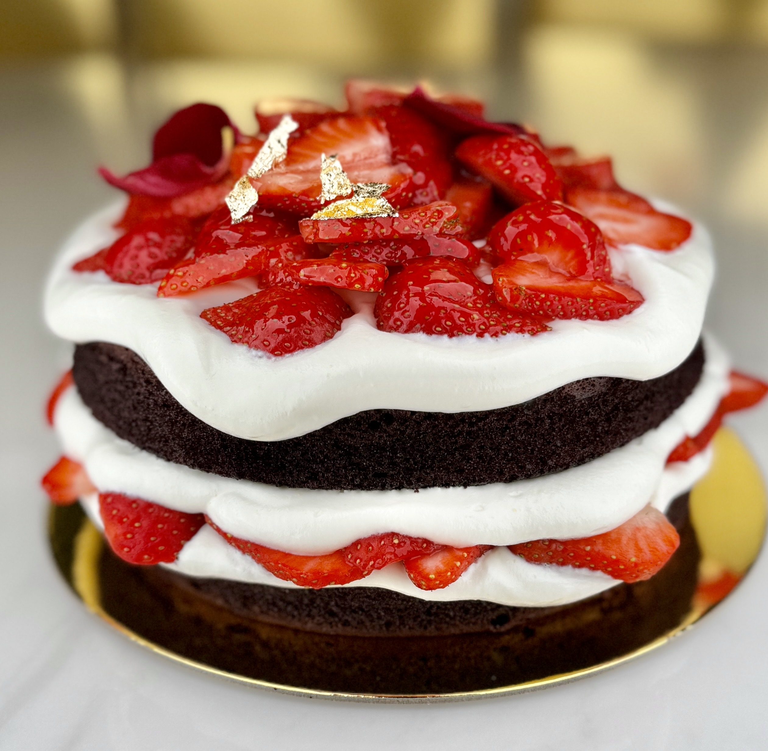 東京巴黎甜點推出莓果巧克力生乳蛋糕及多種母親節限定款蛋糕享85折優惠。