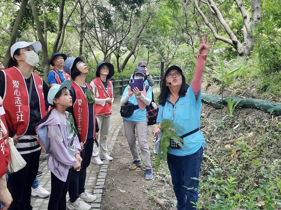 中港大排志工隊解說著塭仔圳濕地生態