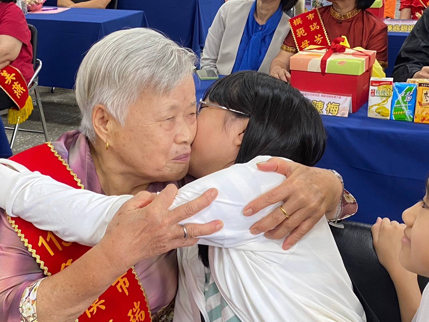 給母親的溫情之吻2
