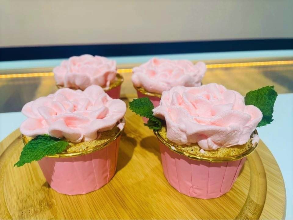 「JIAMI呷米友善餐廳」推出母親節活動，只要帶著媽媽在5月6至 11號來店用餐，即加贈火龍果鮮奶杯子蛋糕