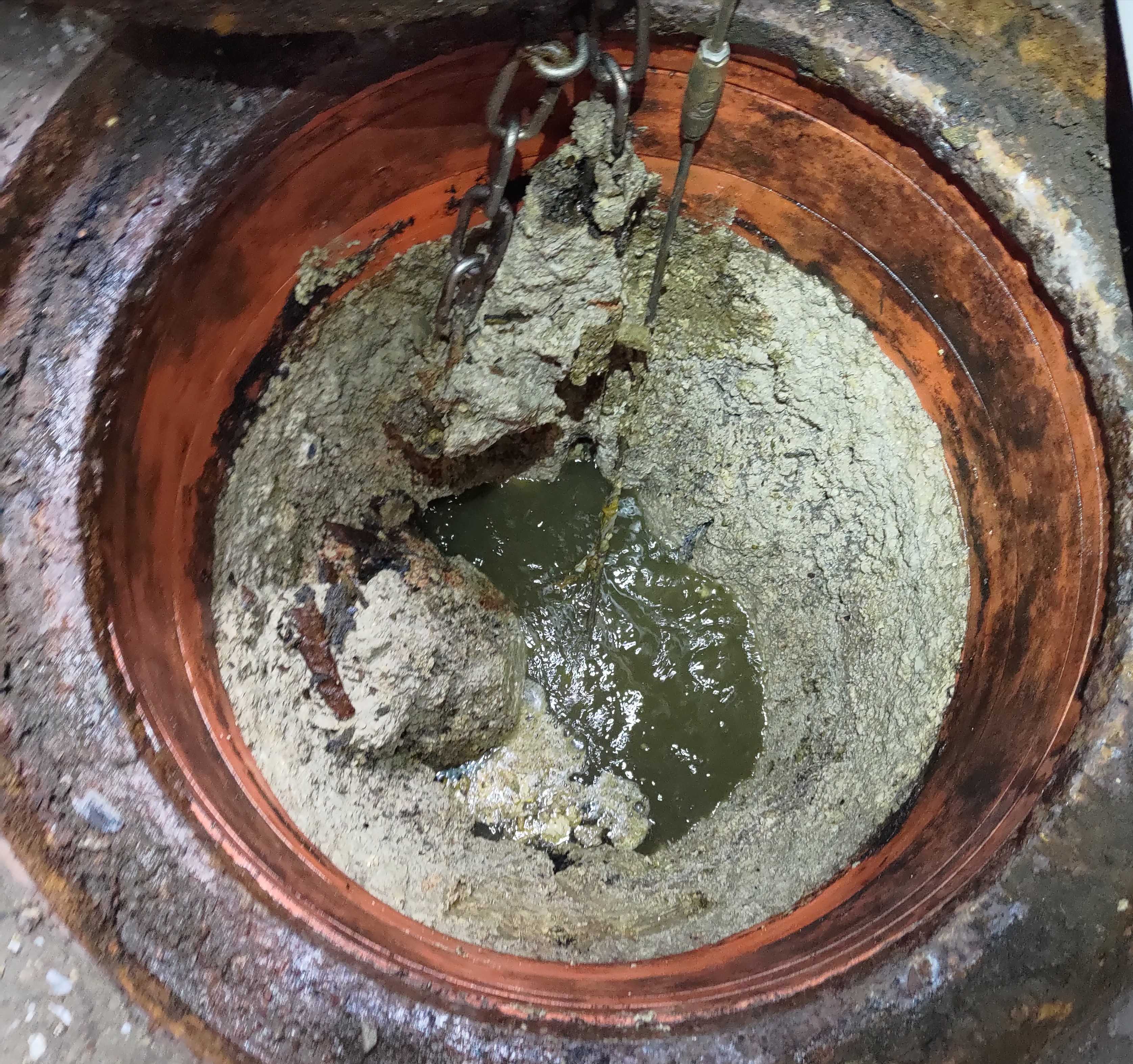 污水下水道人孔內部沉積油塊皂化清疏中