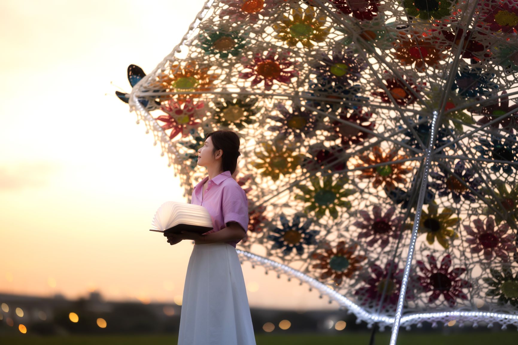 夕陽下的花傘將夢境編織成一幅百花盛開的氛圍
