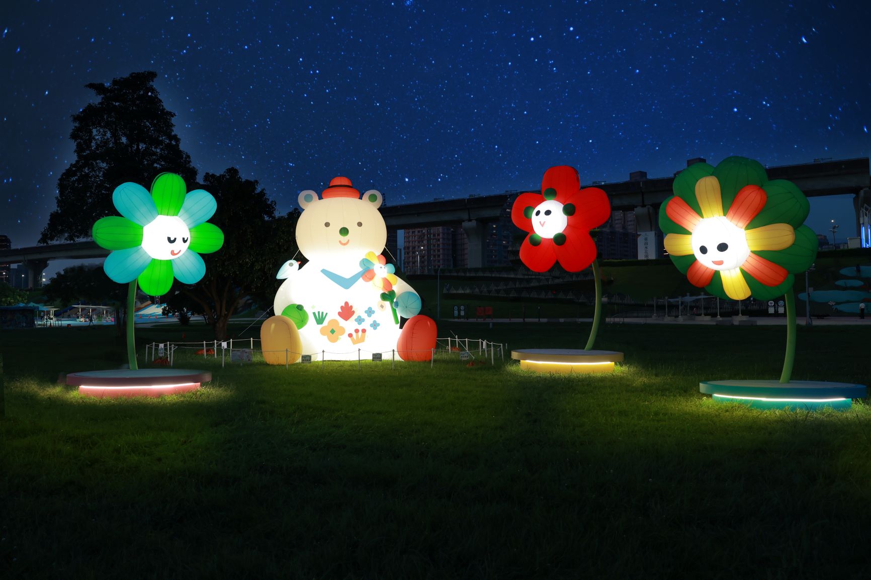 夜幕時分，幸福熊和微笑的花朵伙伴們陪你在大都會公園數星星！