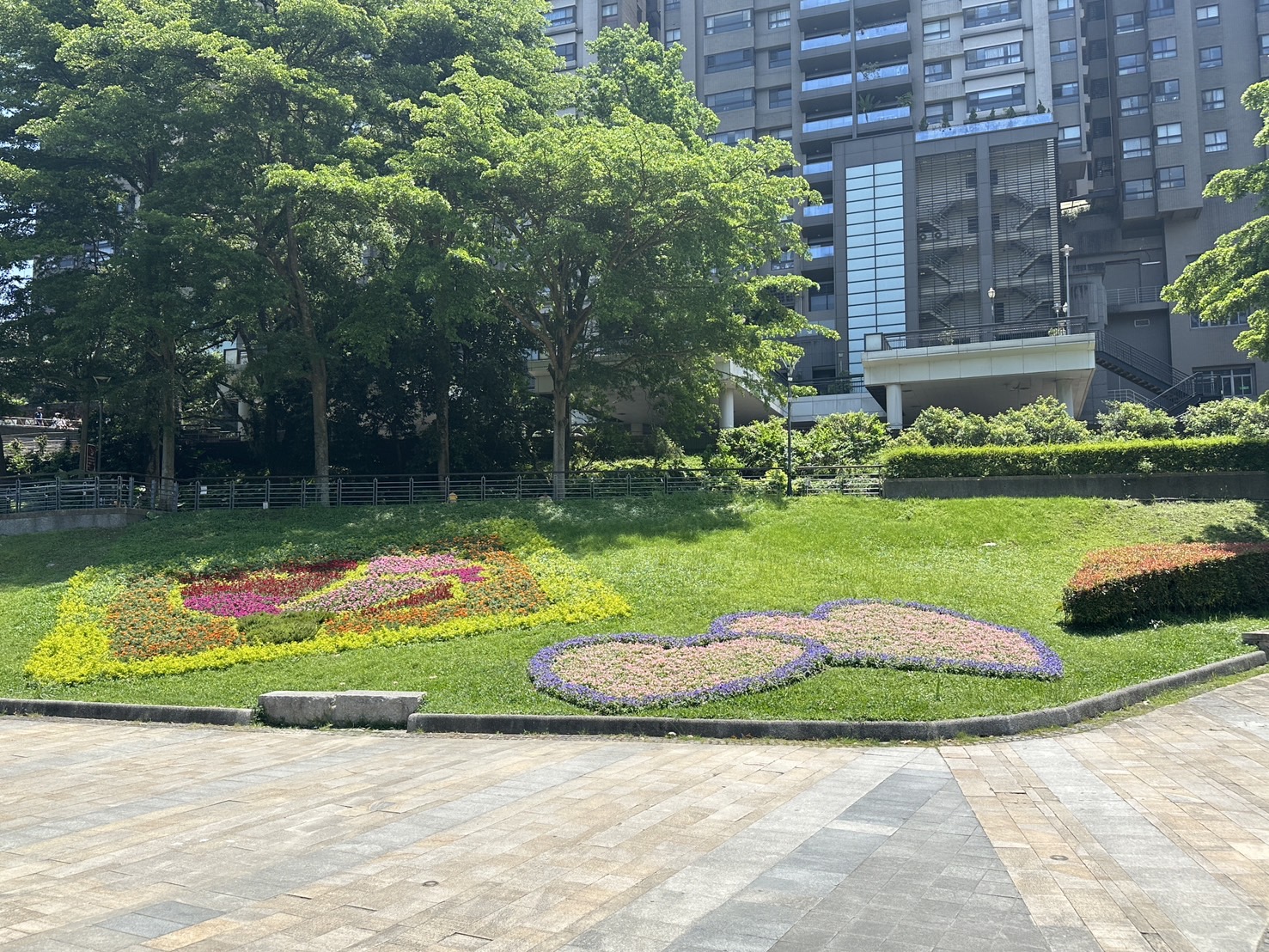 為迎接歡慶母親節的到來，新北市政府綠美化環境景觀處於碧潭風景區規劃打造夏日花卉盛宴，多樣的品種與多彩迷人的色調，也彷彿為迎接母親節與夏日增添帶有喜氣溫馨又繽紛的氣息