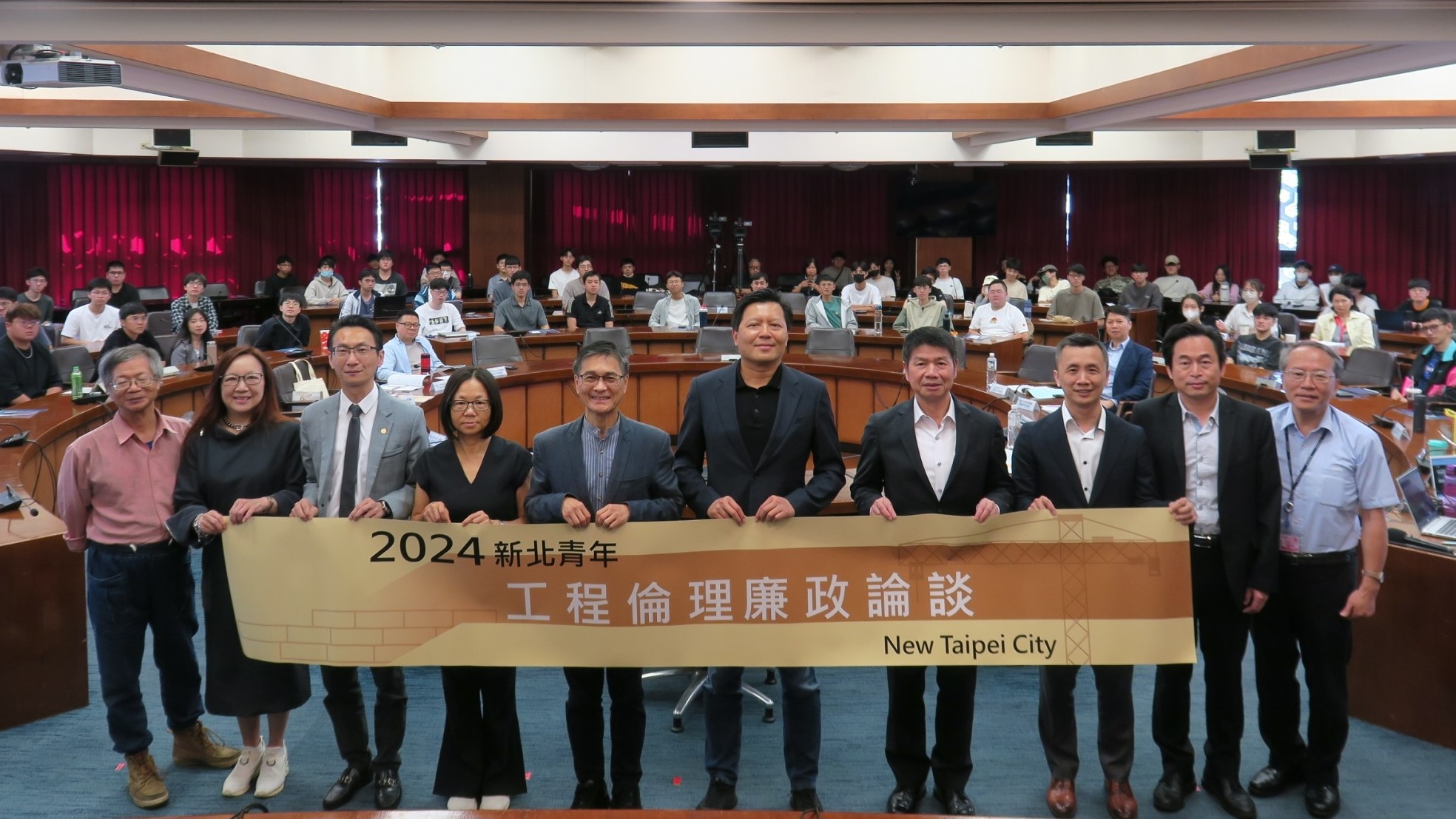 2 貴賓、與談人及現場參與學生合影