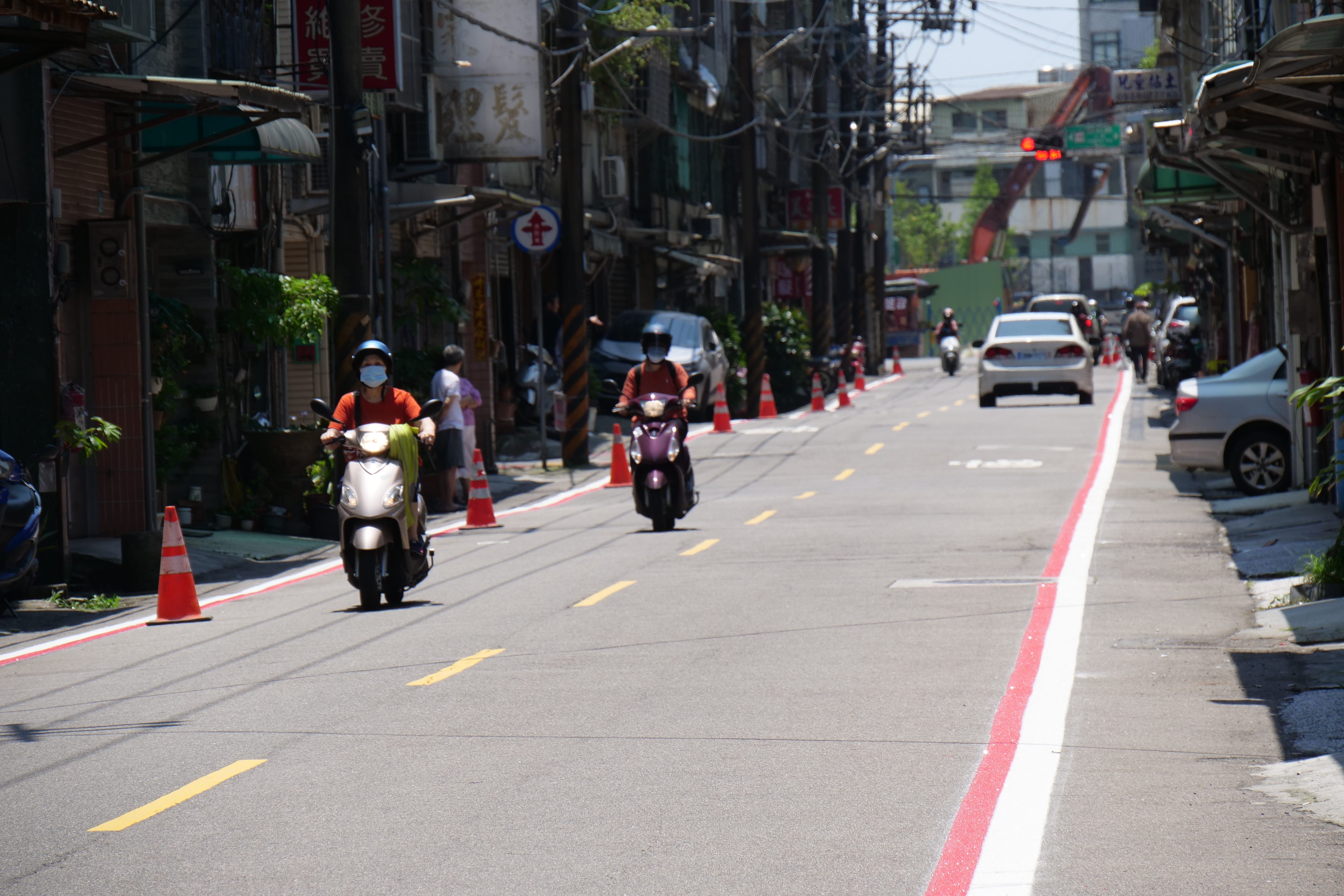 鳳吉一街車道留設2.8公尺寬度、劃設紅線及白色道路邊線