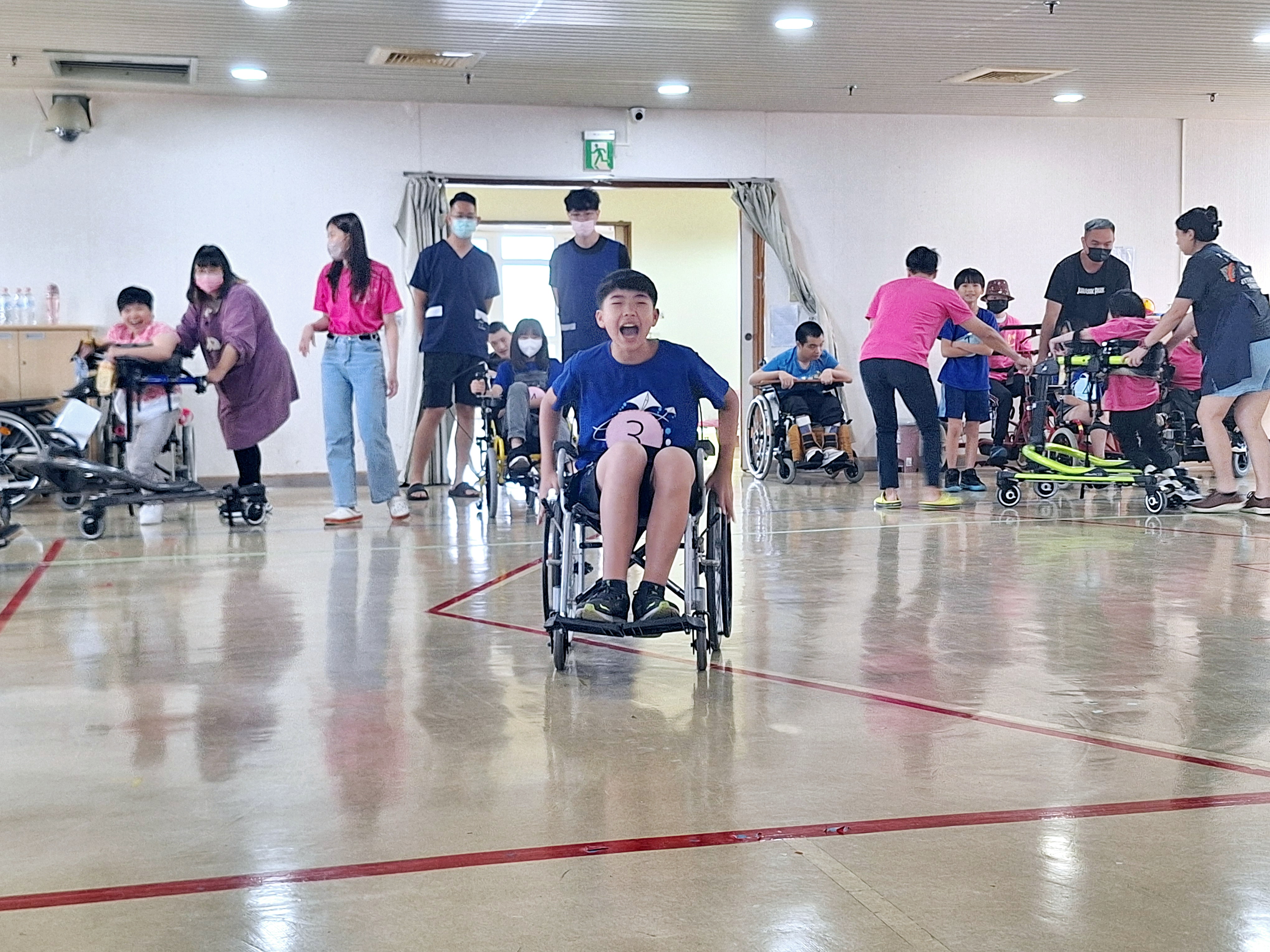 老梅實驗小學同學體驗輪椅接力賽