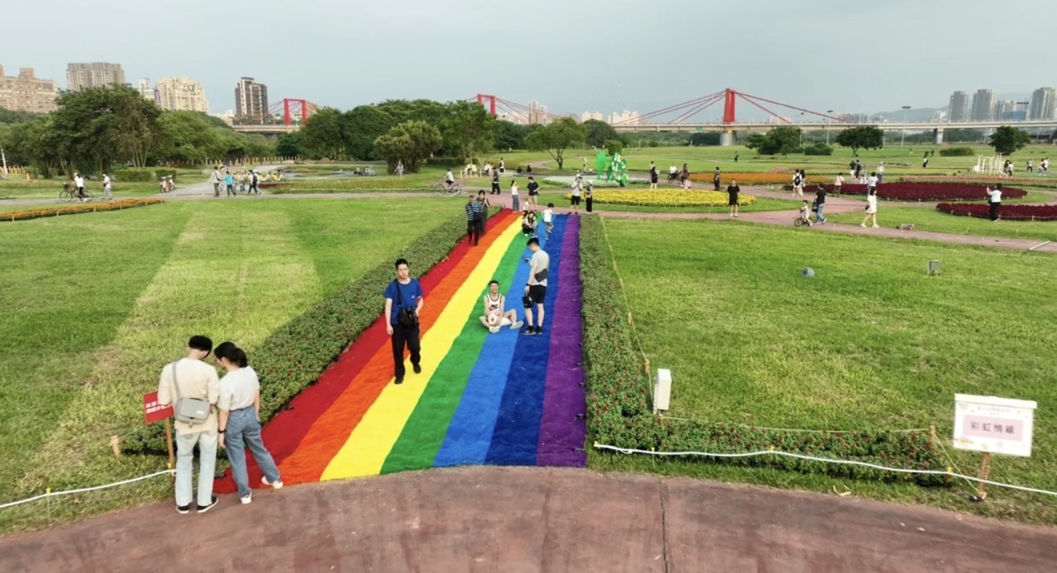 彩虹步道吸引許多民眾拍照