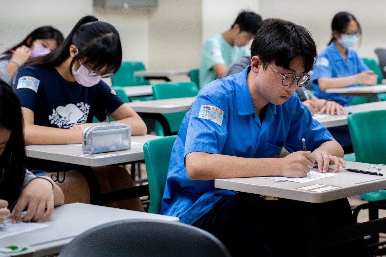 參賽選手專注答題