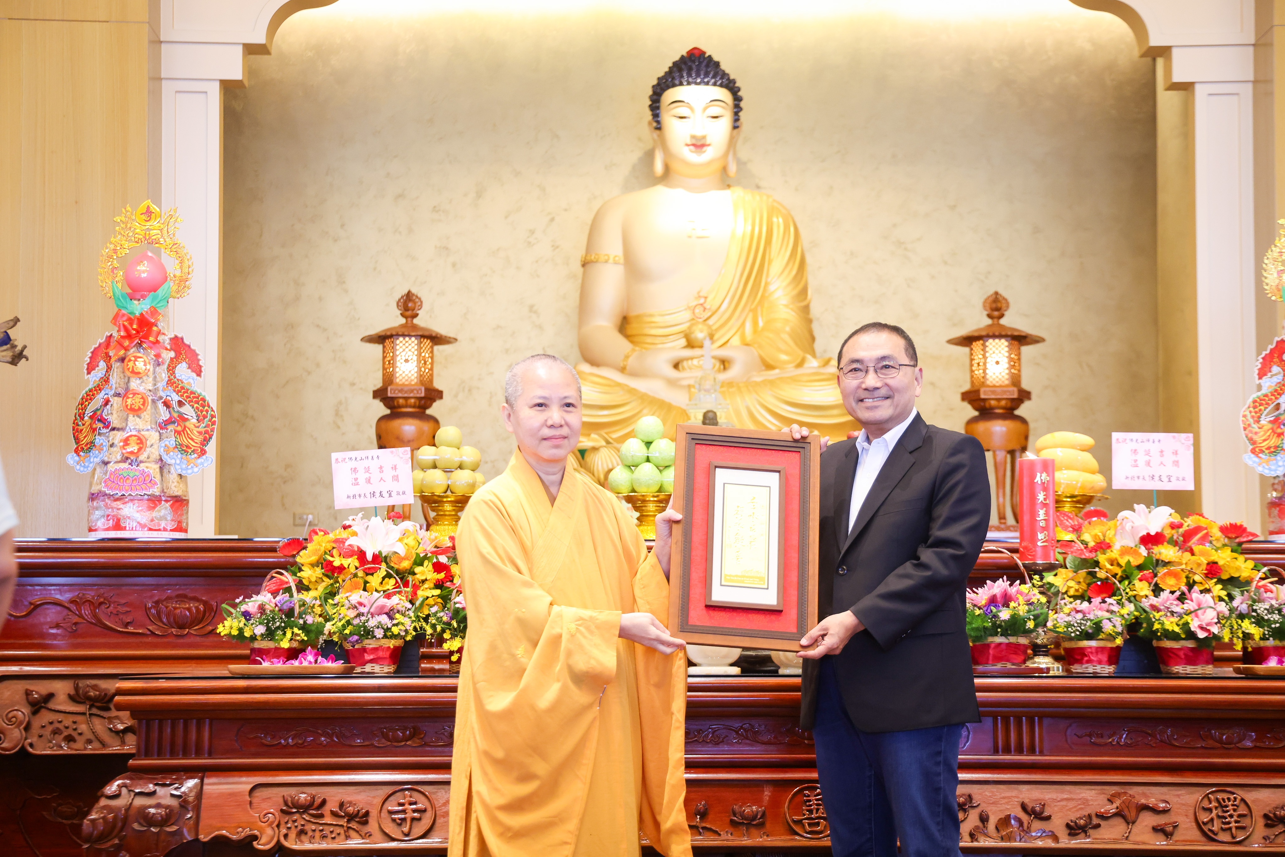 佛光山擇善寺住持妙進法師致贈一幅星雲大師墨寶給侯友宜。