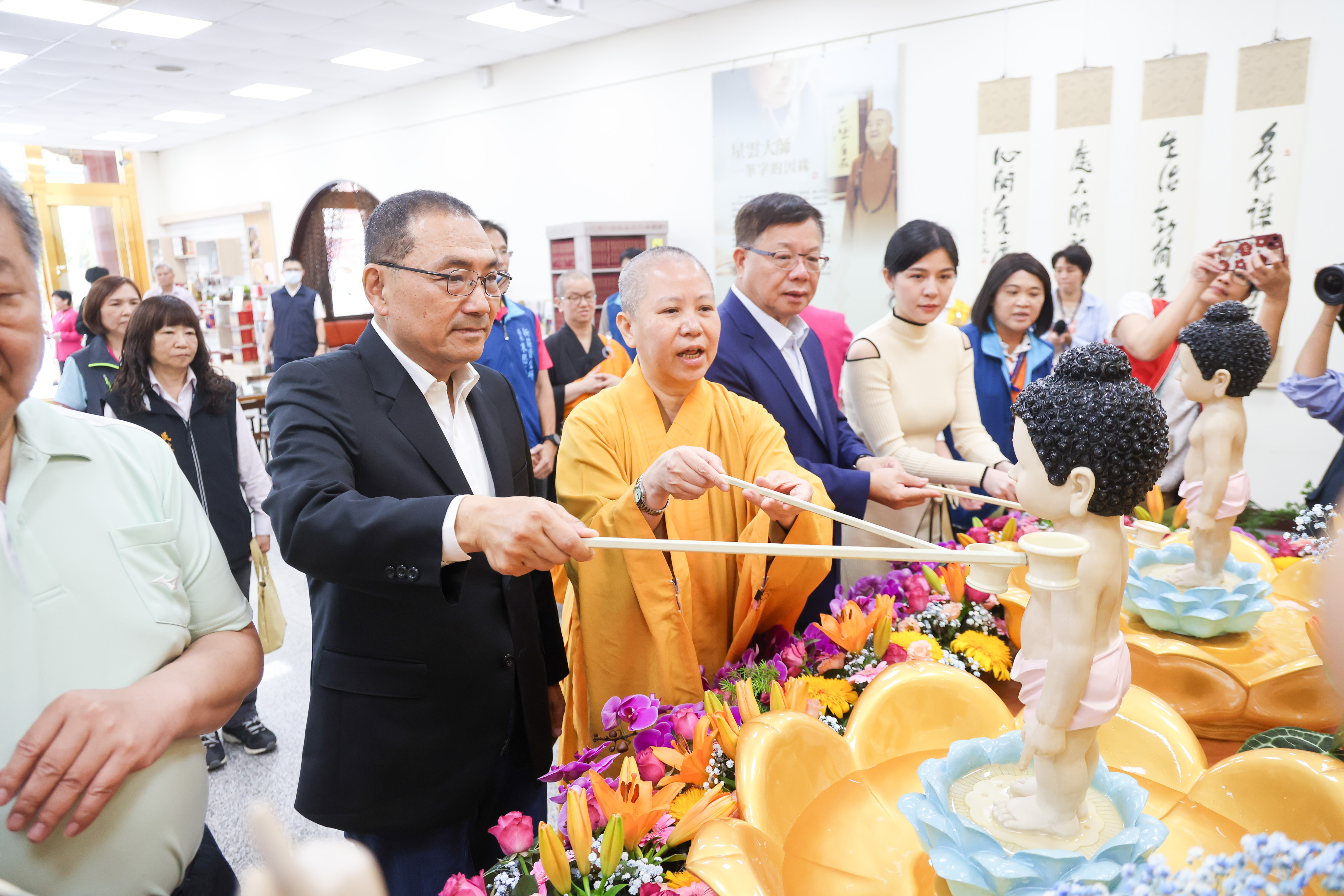 侯友宜與妙進法師共同浴佛，祈求新北市安定祥和。