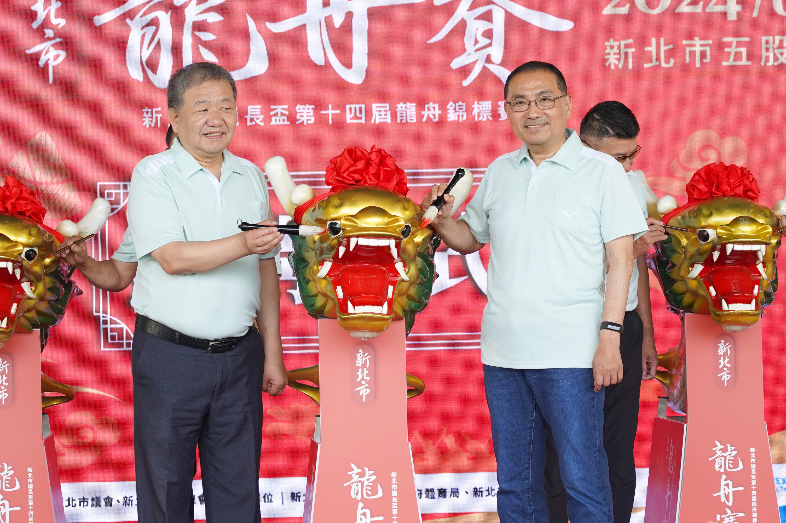 侯友宜與議長蔣根煌一同為龍舟點睛祈福