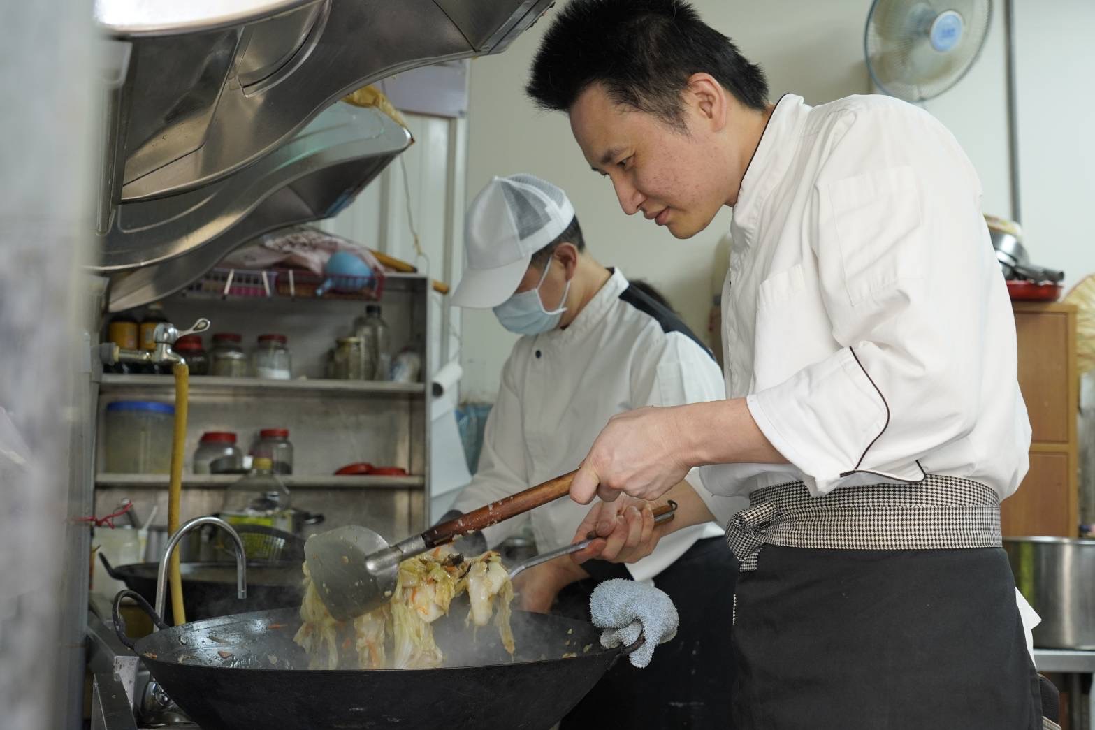 陳佳瑋主廚(右一)與張騰峰主廚