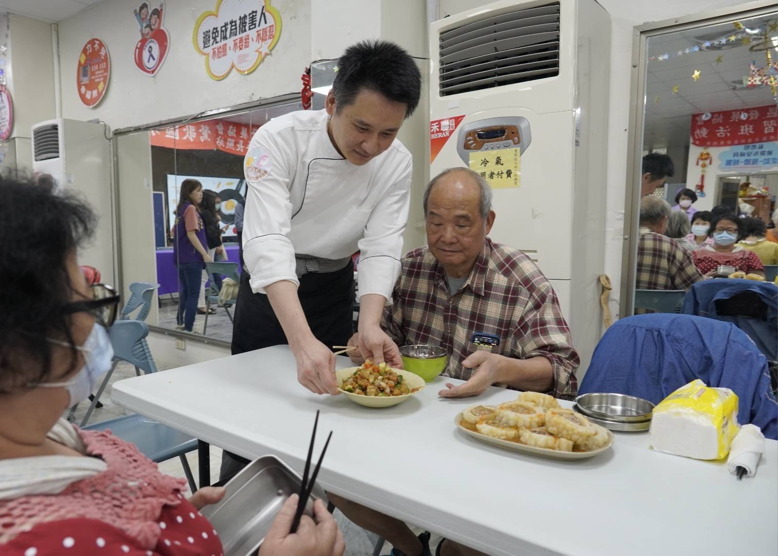 主廚陳佳瑋為長輩準備美味料理端上桌