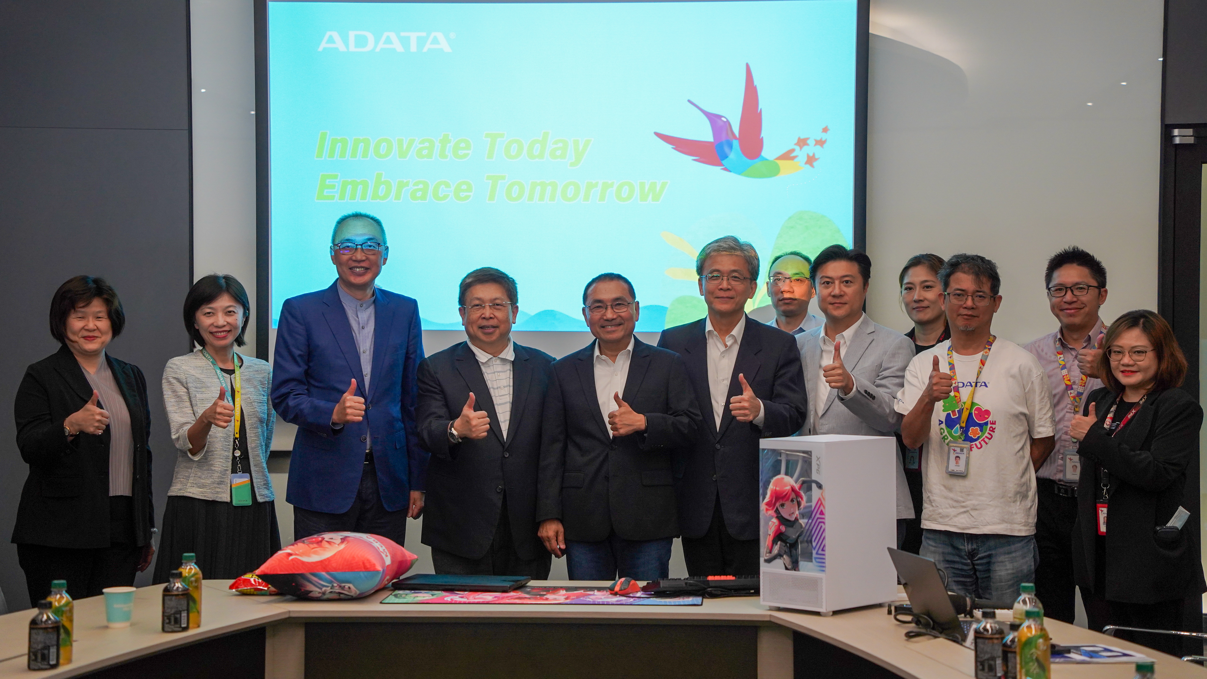 市府與威剛針對電動車、電競等產業發展進行交流並合影留念。