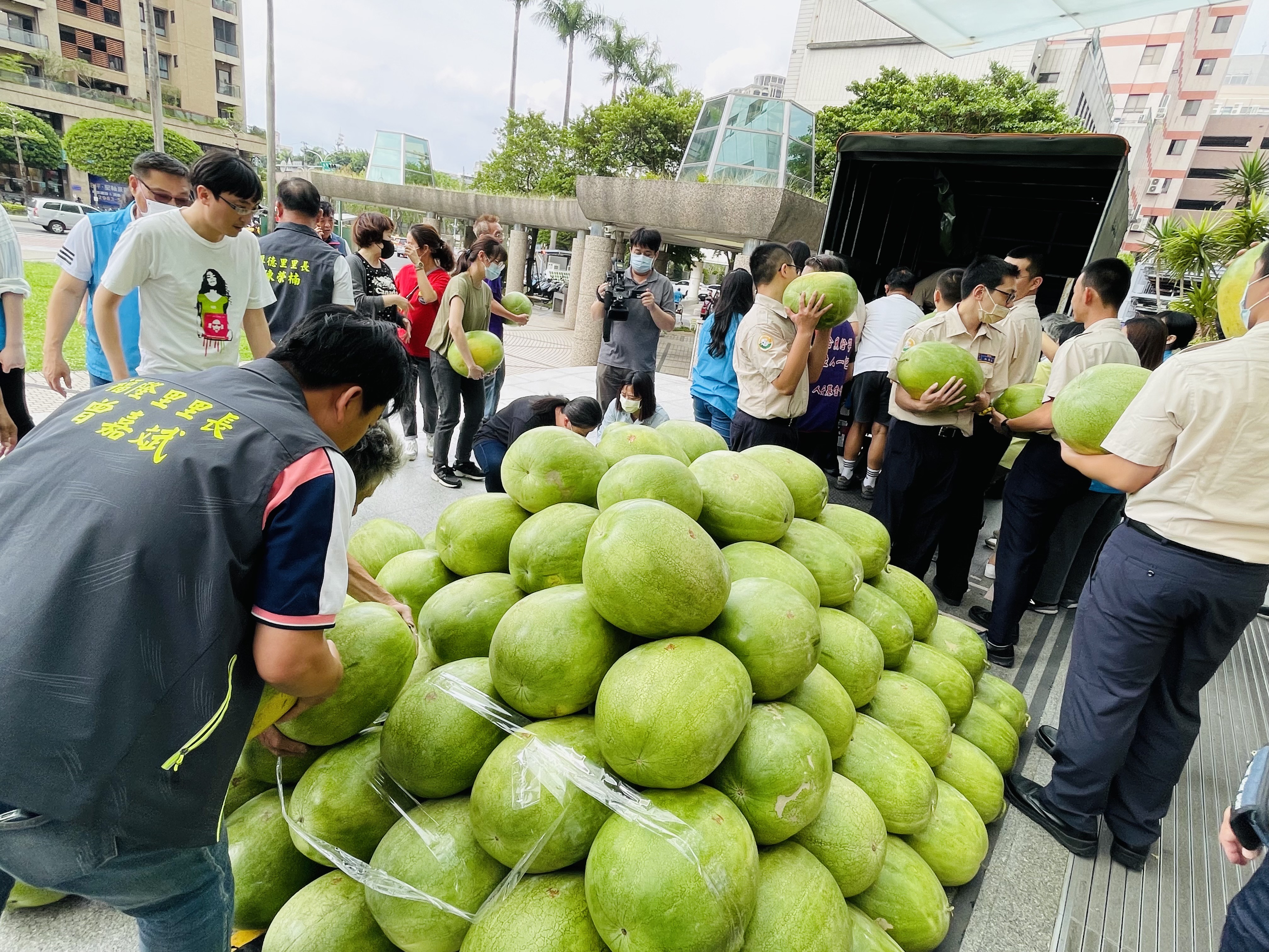 200顆善心西瓜，公所將委由里長陸續分送給區內弱勢里民與提供給里內關懷據點。