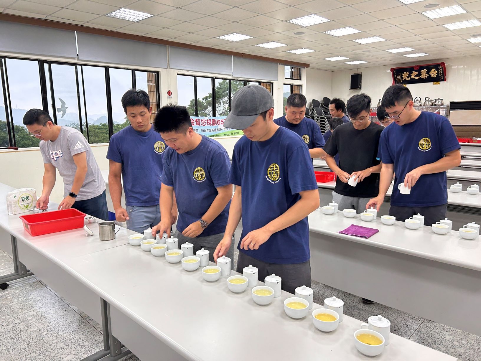 協會透過定期聚會交流品茗，提升青農喝茶知識
