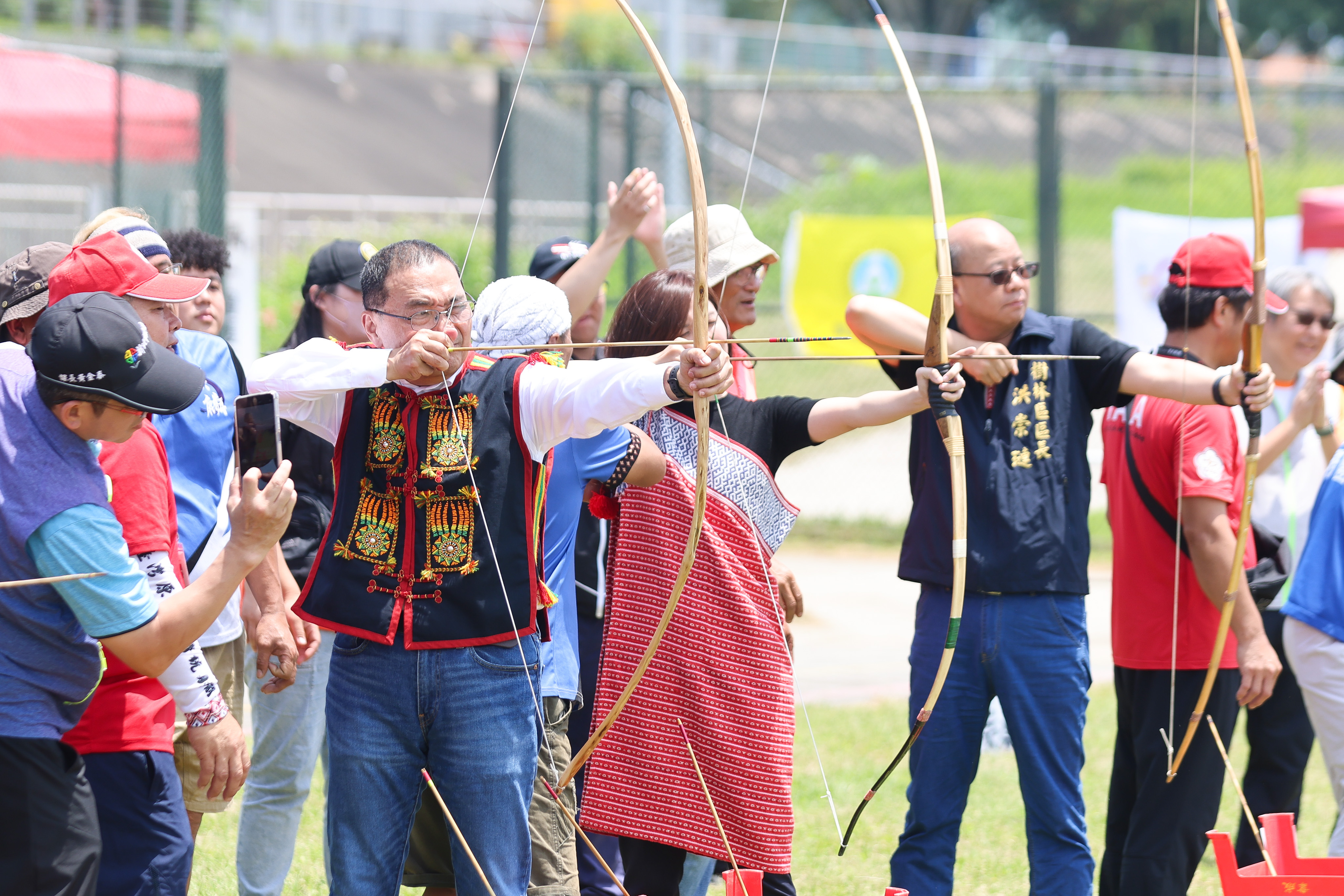 市長侯友宜到場為選手加油，並參與開弓儀式體驗傳統射箭。