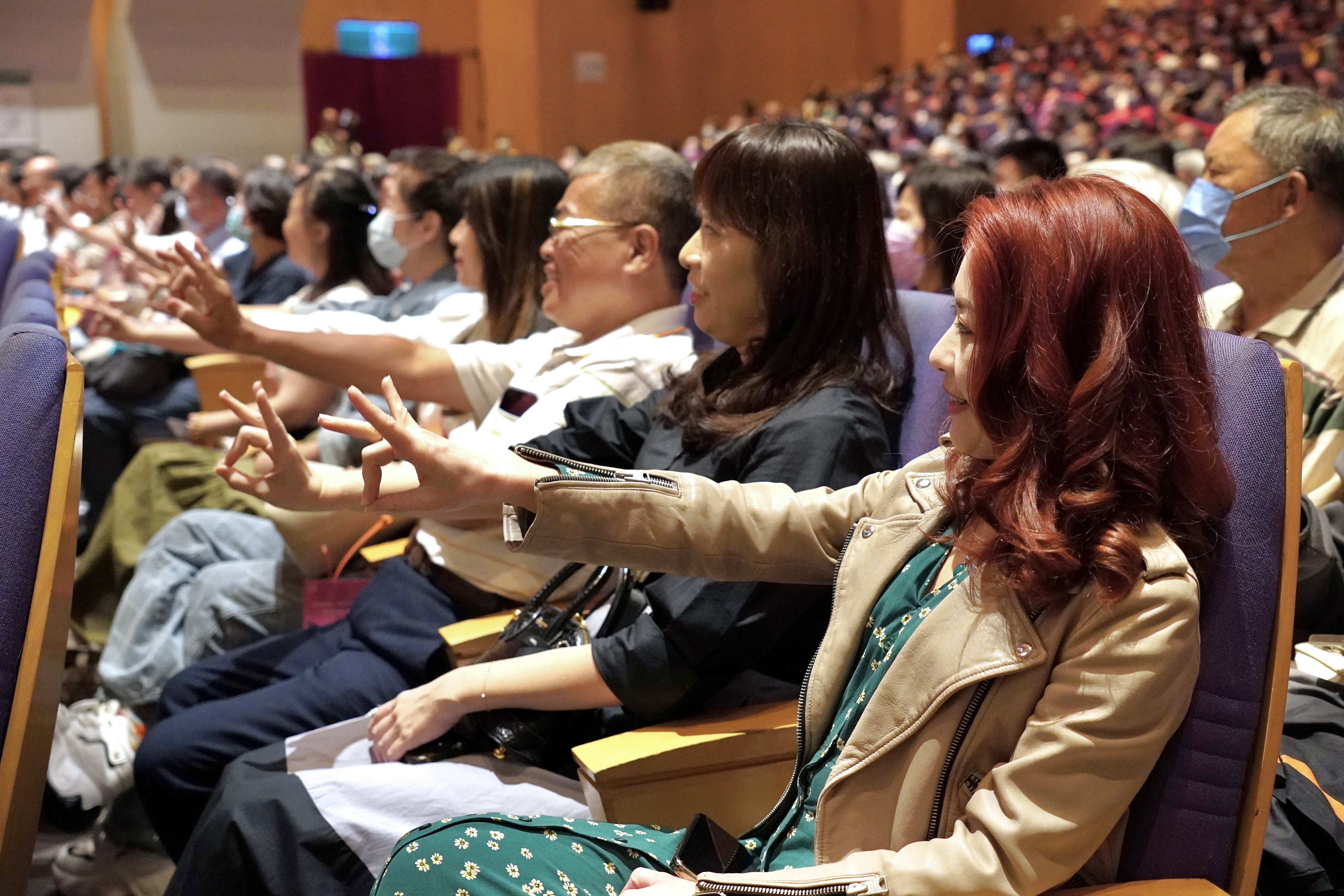 表演開始前，主持人與觀眾互動，教學京劇戲曲手勢。