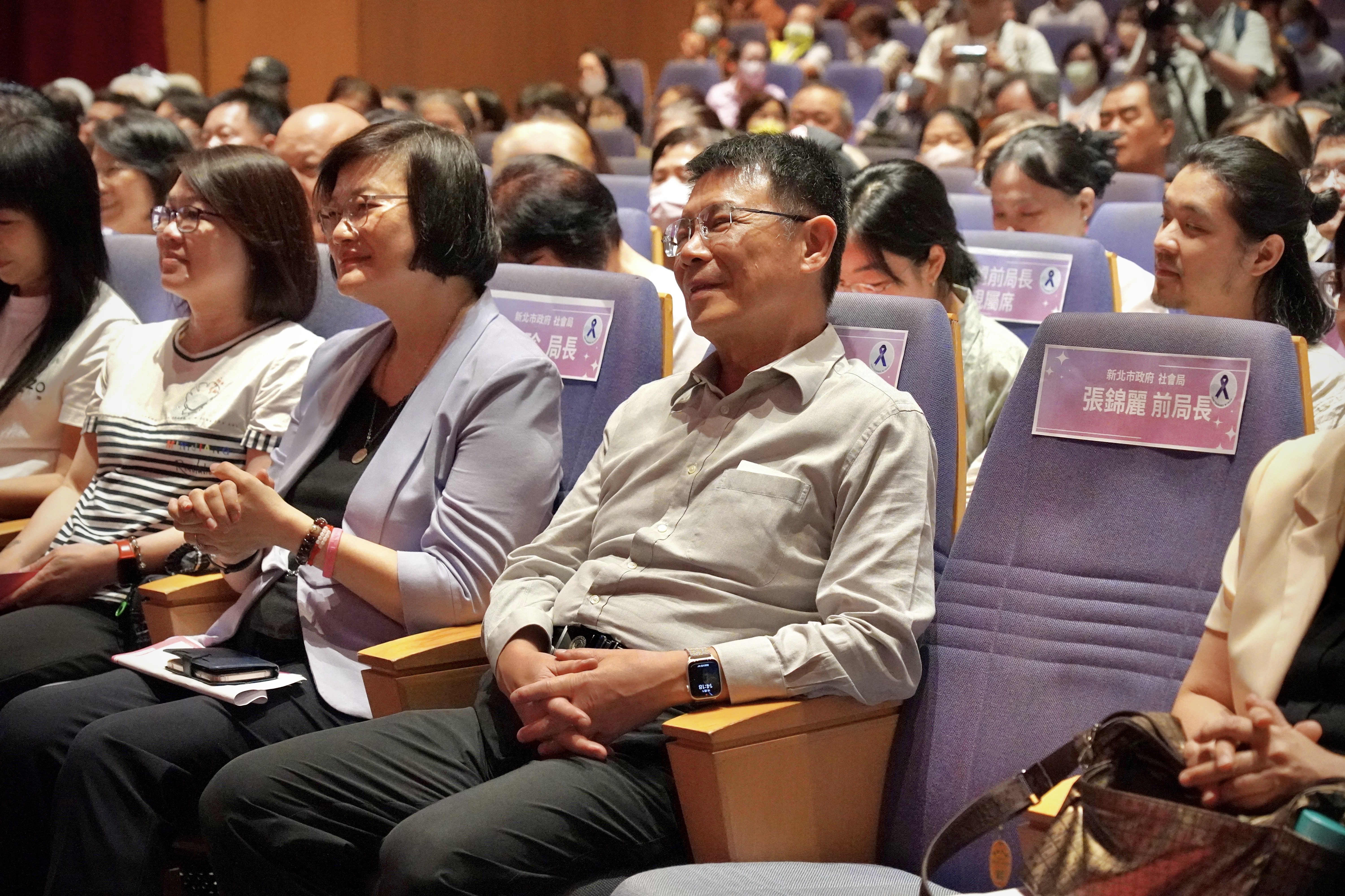 活動為張錦麗留了座位，並邀請夫婿潘維大校長到場。左二為新北市社會局長李美珍、左一為台北市社會局長姚淑文。