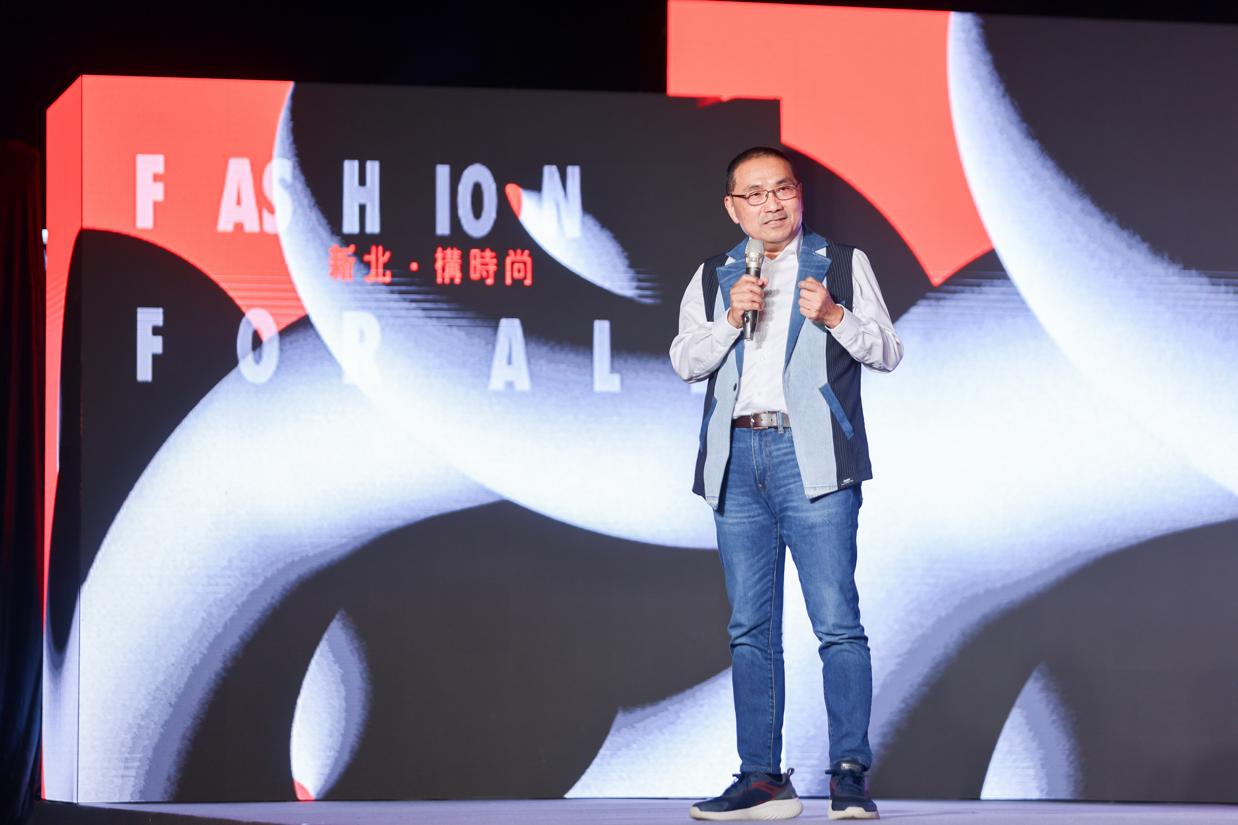 侯友宜今(18)日身穿舊牛仔褲再製的西裝背心出席「FASHION FOR ALL 新北‧構時尚」永續時尚秀。
