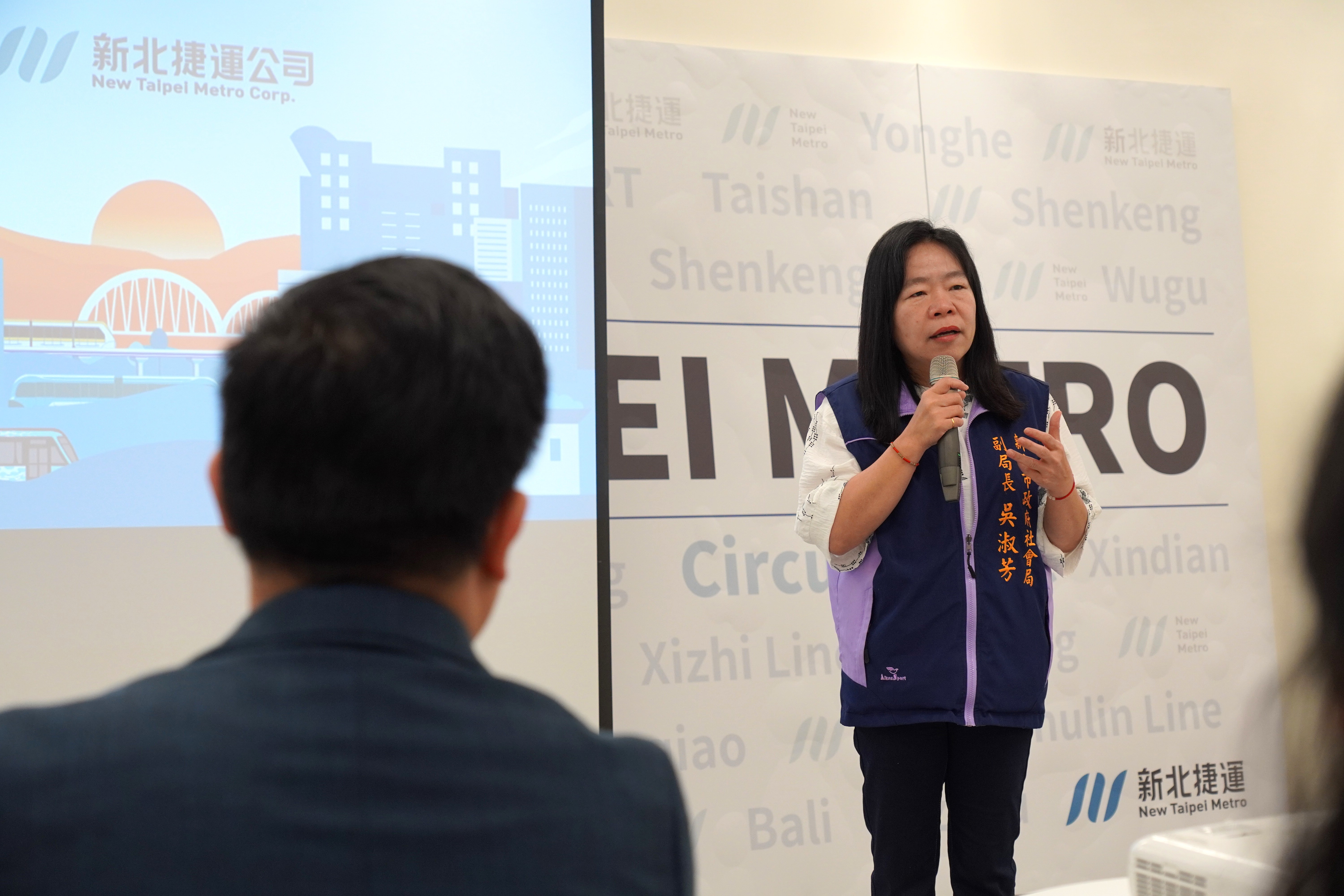 新北社會局副局長吳淑芳說明「免計措施」，幫助經濟弱勢家庭減輕負擔。