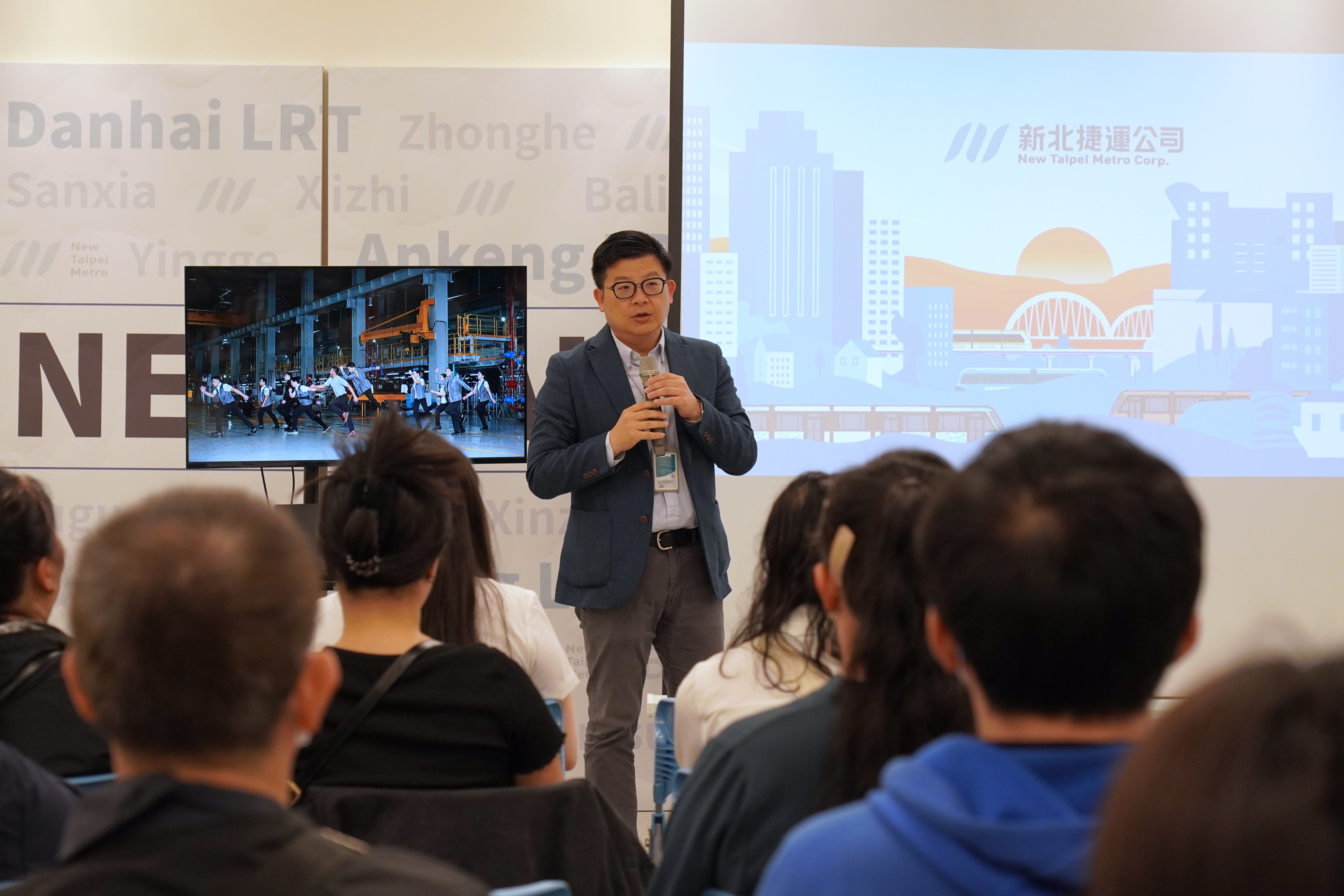 新北捷運公司總經理吳國濟說明公司服務內容，並鼓勵青年們勇於嘗試。