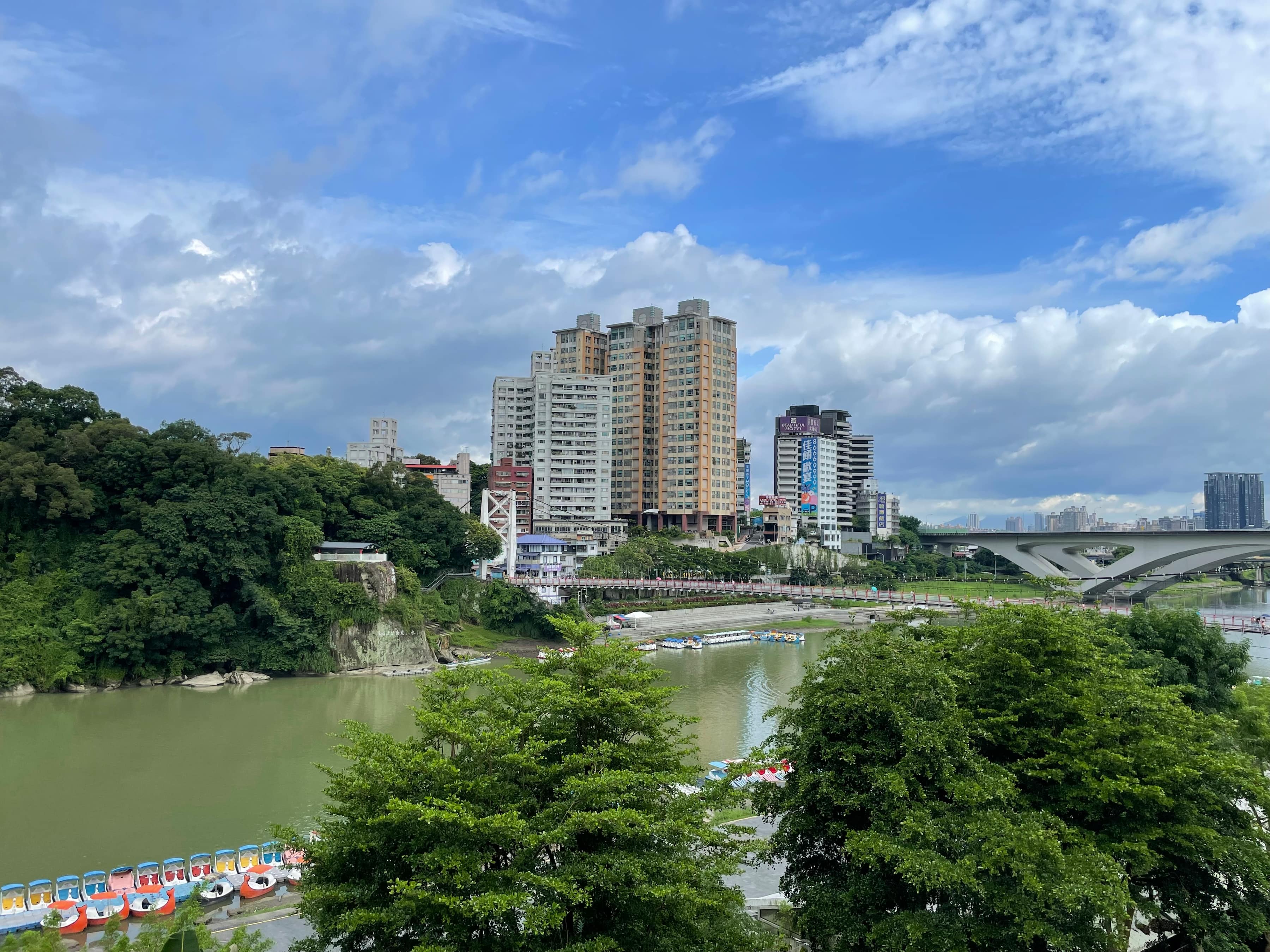 碧潭位於捷運新店站旁，出站步行即可抵達碧潭園區，交通相當便利。