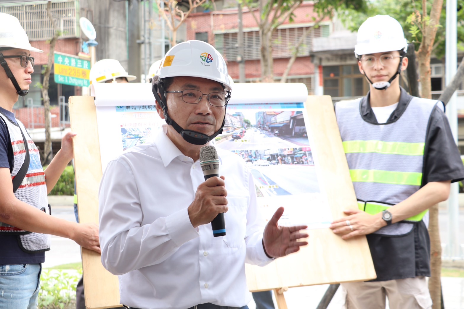 新北市長侯友宜於今（20）日前往土城中央路3段視察施工中的人行道改善工程，並表示立法院日前三讀通過「行人交通安全設施條例」，新北市政府早已洞察先機預先改善全市行人通行設施，未來也將和中央攜手合作，打造安全、無礙的通行環境。
