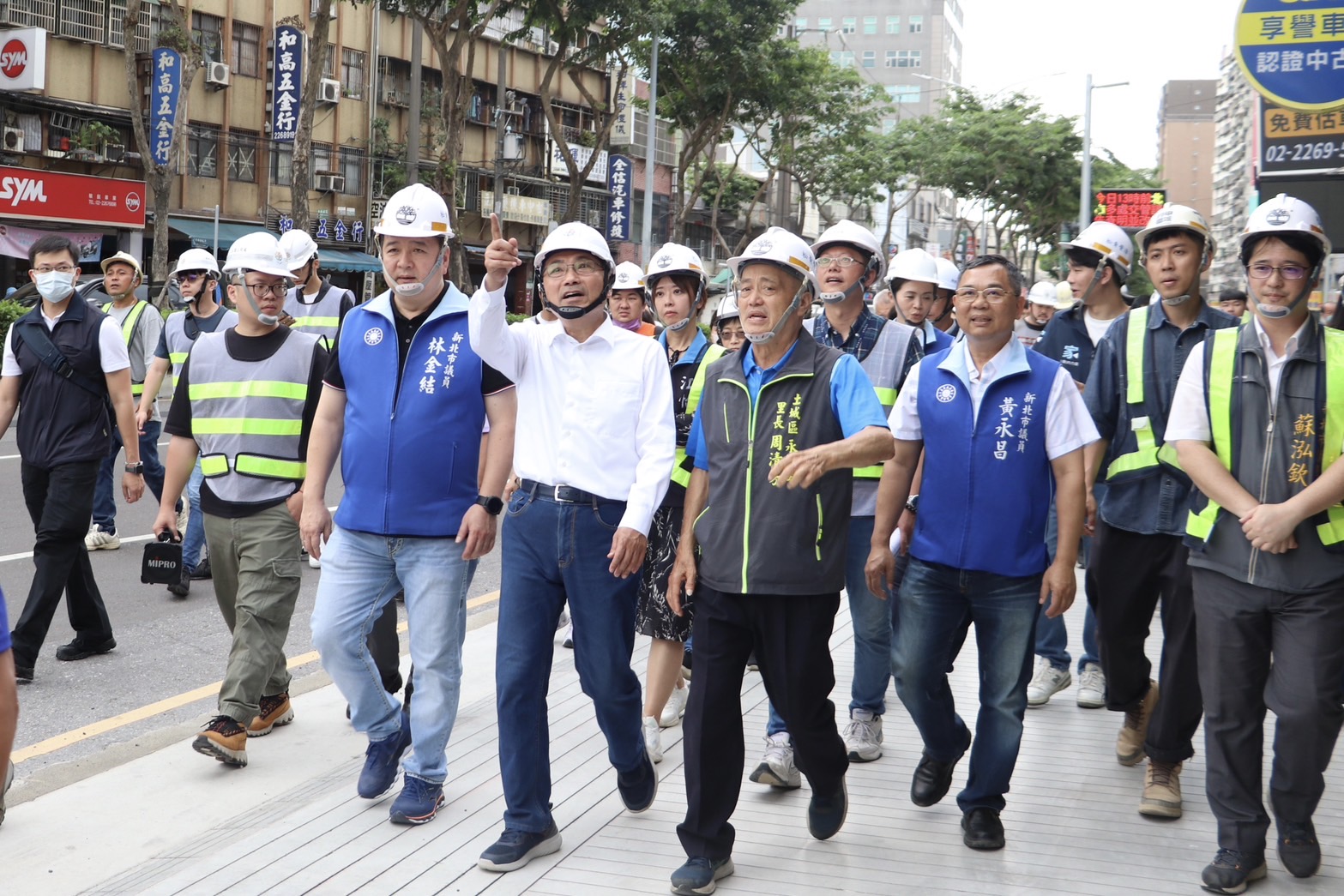 新北市長侯友宜(第一排中)、地方民意代表及里長一同視察土城中央路3段施工中的人行道改善工程，工程完工後將帶給市民更舒適、便利的人本通行環境。
