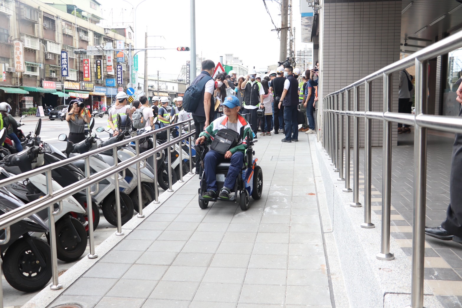 土城中央路3段打造無障礙斜坡道，讓行動不便的民眾享有更友善的通行環境。