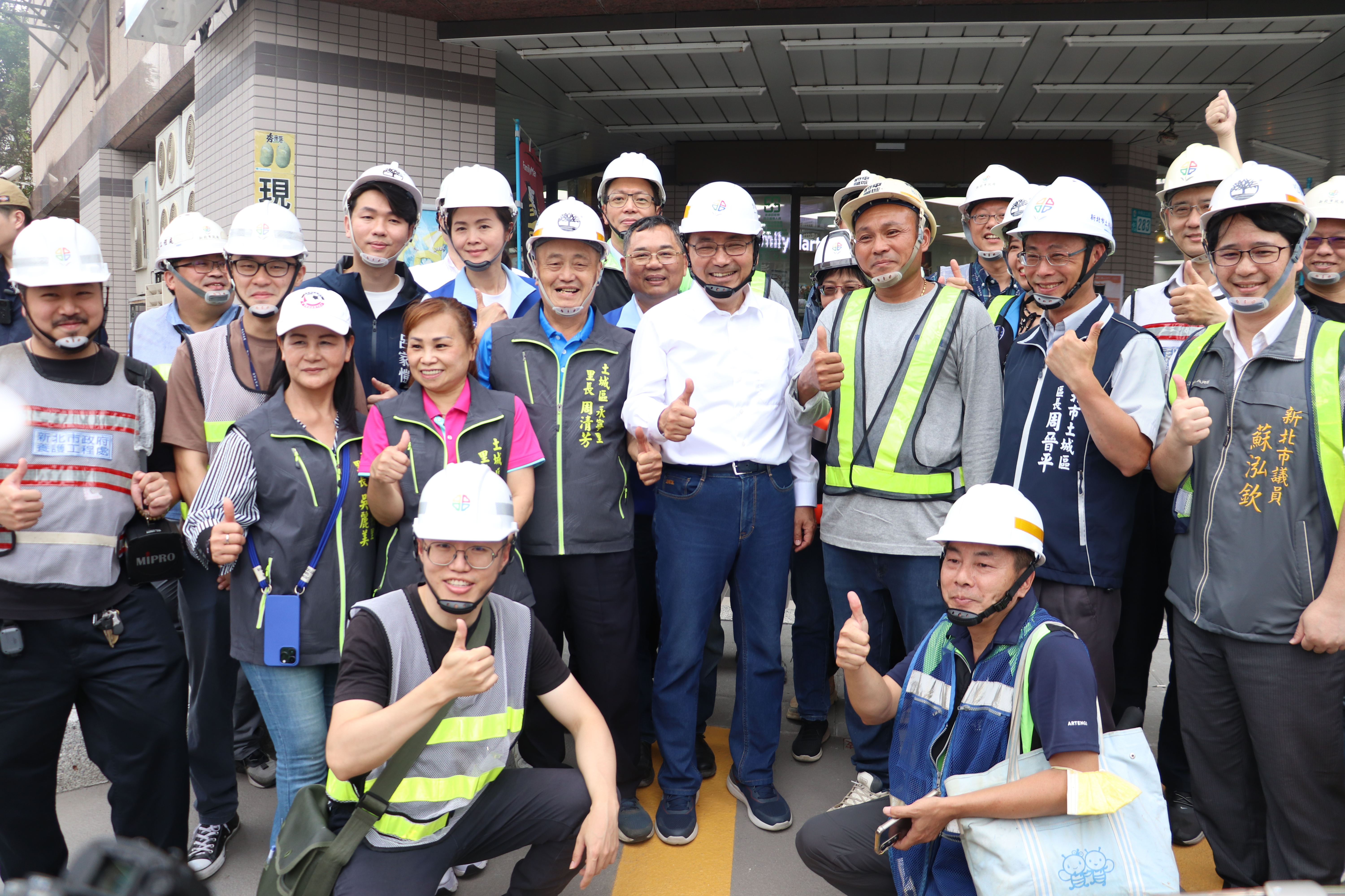 侯友宜市長(中)、工程單位夥伴及民意代表在土城中央路3段人行道改善工程合影留念，期盼工程如期如質完工，攜手打造更美好的城市環境。