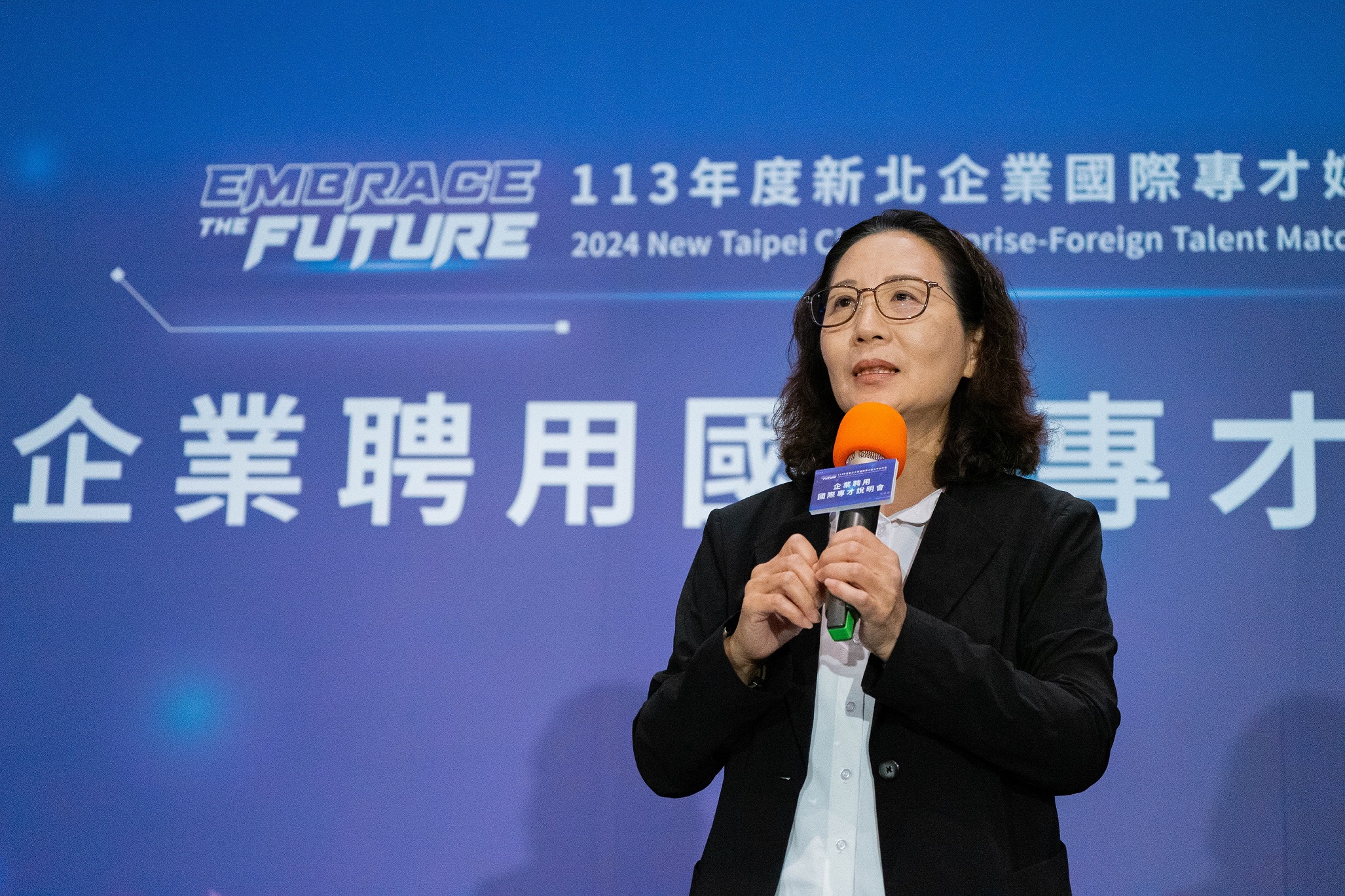 經發局副局長黃碧玉表示，企業專才媒合平台除了作為串接中央各部會資源的重要角色，今(113)年更掌握企業國際化趨勢，聚焦企業與在臺國際人才間的雙向合作交流，創造產業轉型及向外拓展機會。