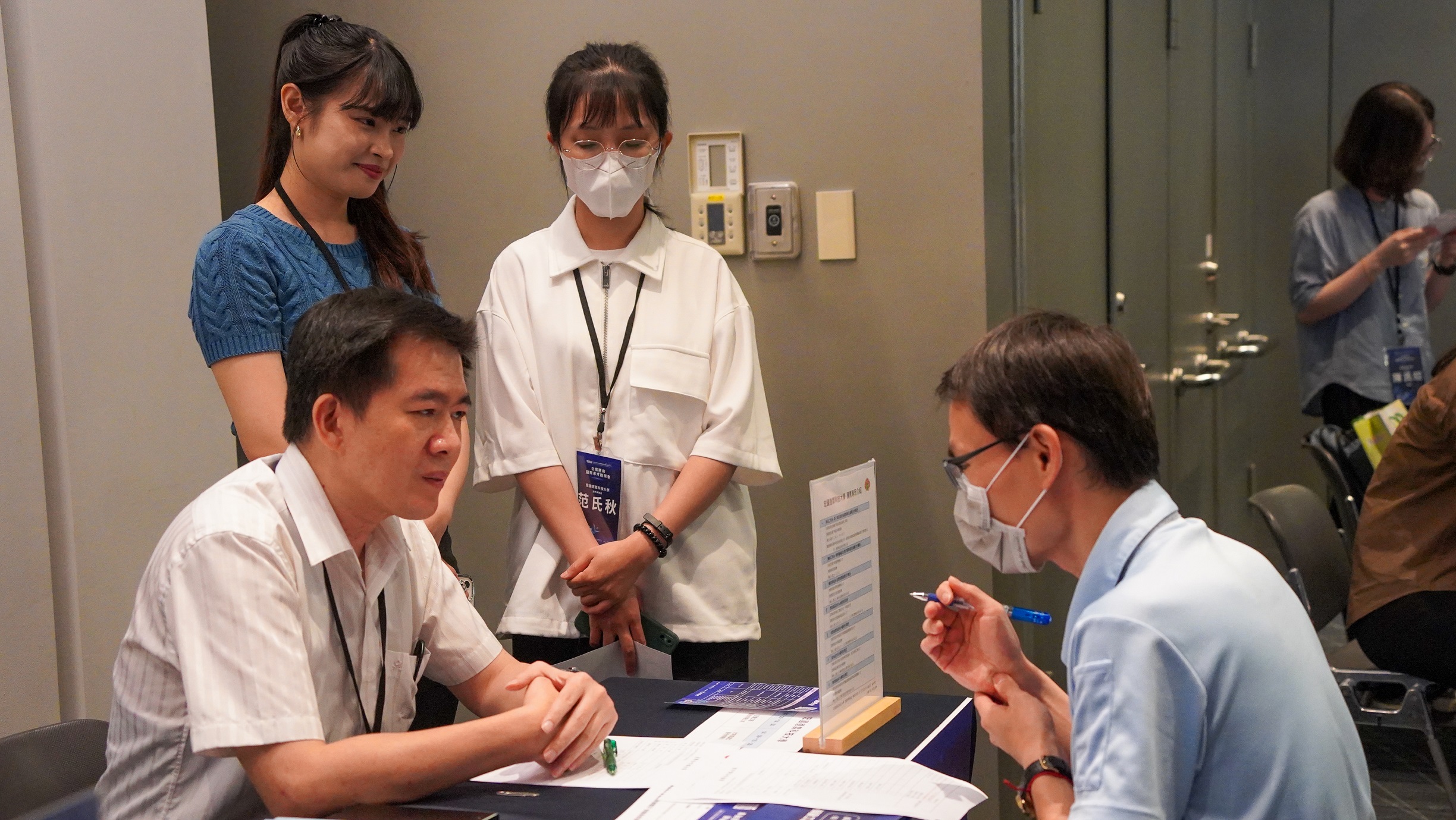 大專院校現場設攤，讓企業在場即能透過面對面洽談方式，直接了解潛在人才庫現況，加速促成人才培育計畫的建立。