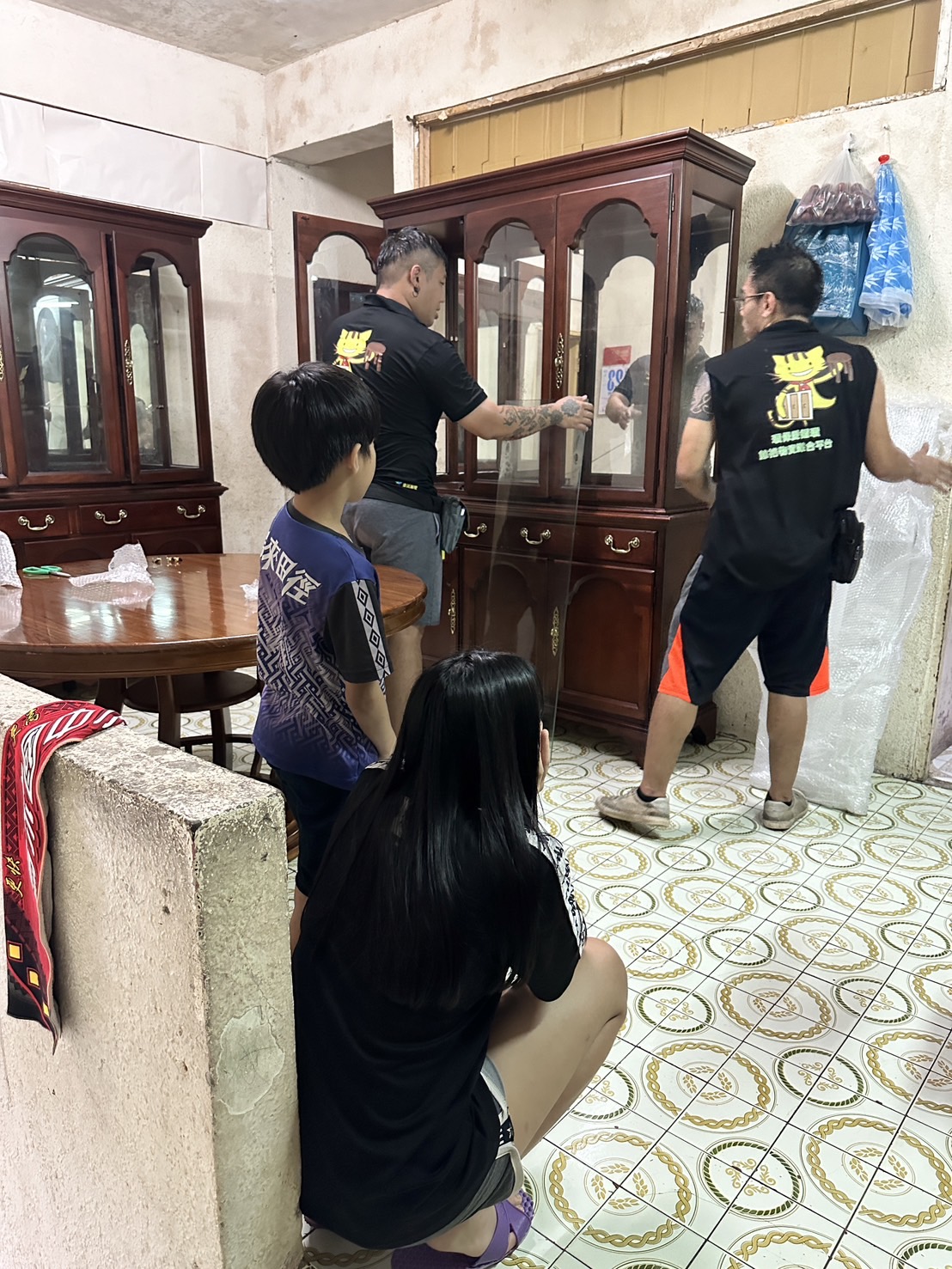烏來區高小姐一家的兩個小朋友非常期待地看著工作人員搬來的櫥櫃