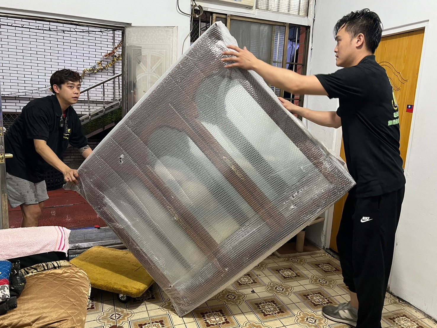 幸福小站工作人員陸續將物資搬到受贈家庭中