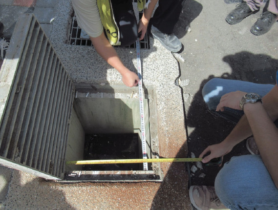 中和區佳和公園新建工程案，竣工查驗偕同技師確認現場排水陰井尺寸與核定圖說一致，有足夠沉砂空間以利日後維護排水路之暢通