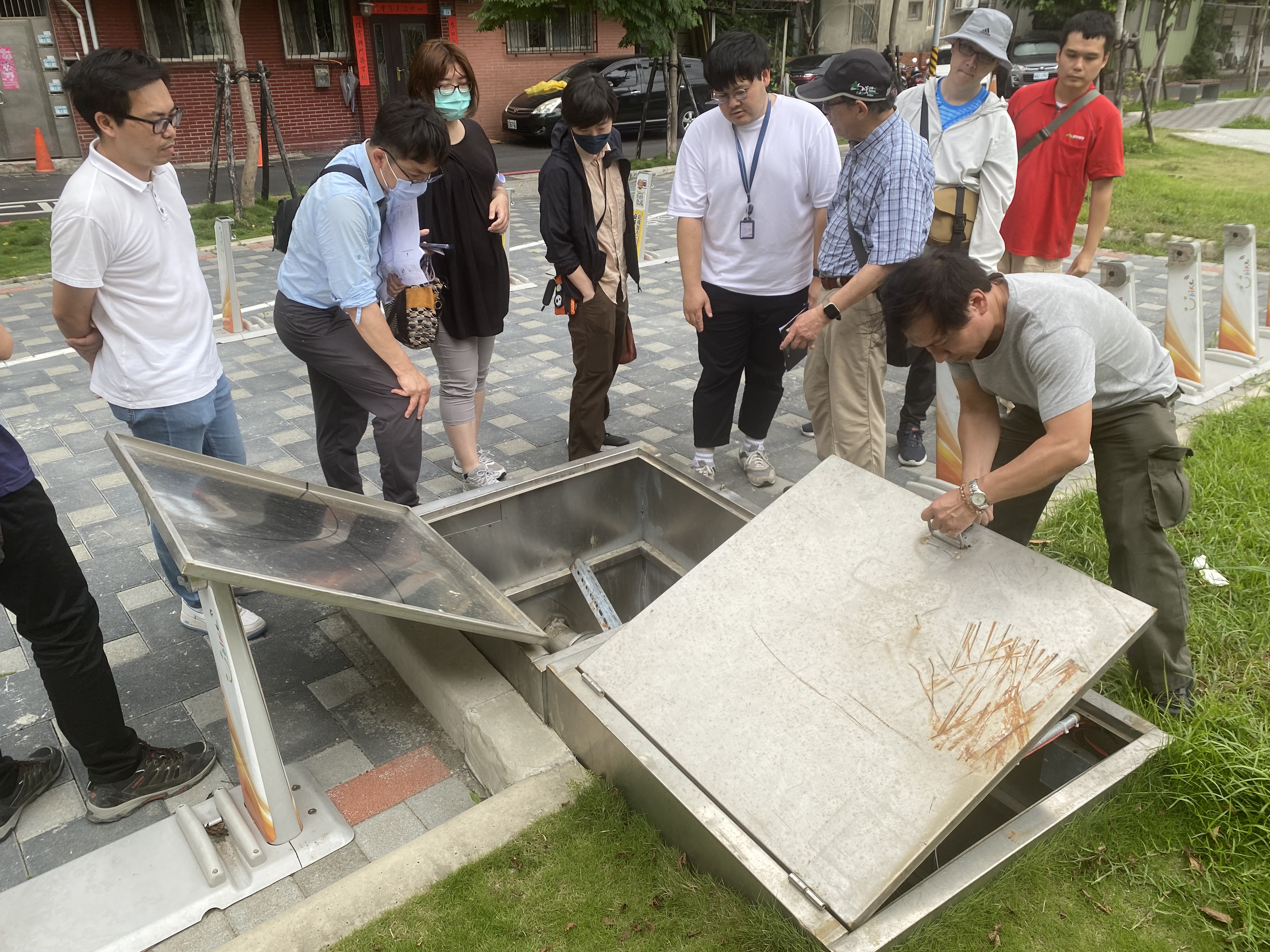 中和區佳和公園新建工程案，完工後偕同相關單位開啟滯洪池確認內部無淤積設計之滯洪空間可以發揮減低開發逕流量之功能