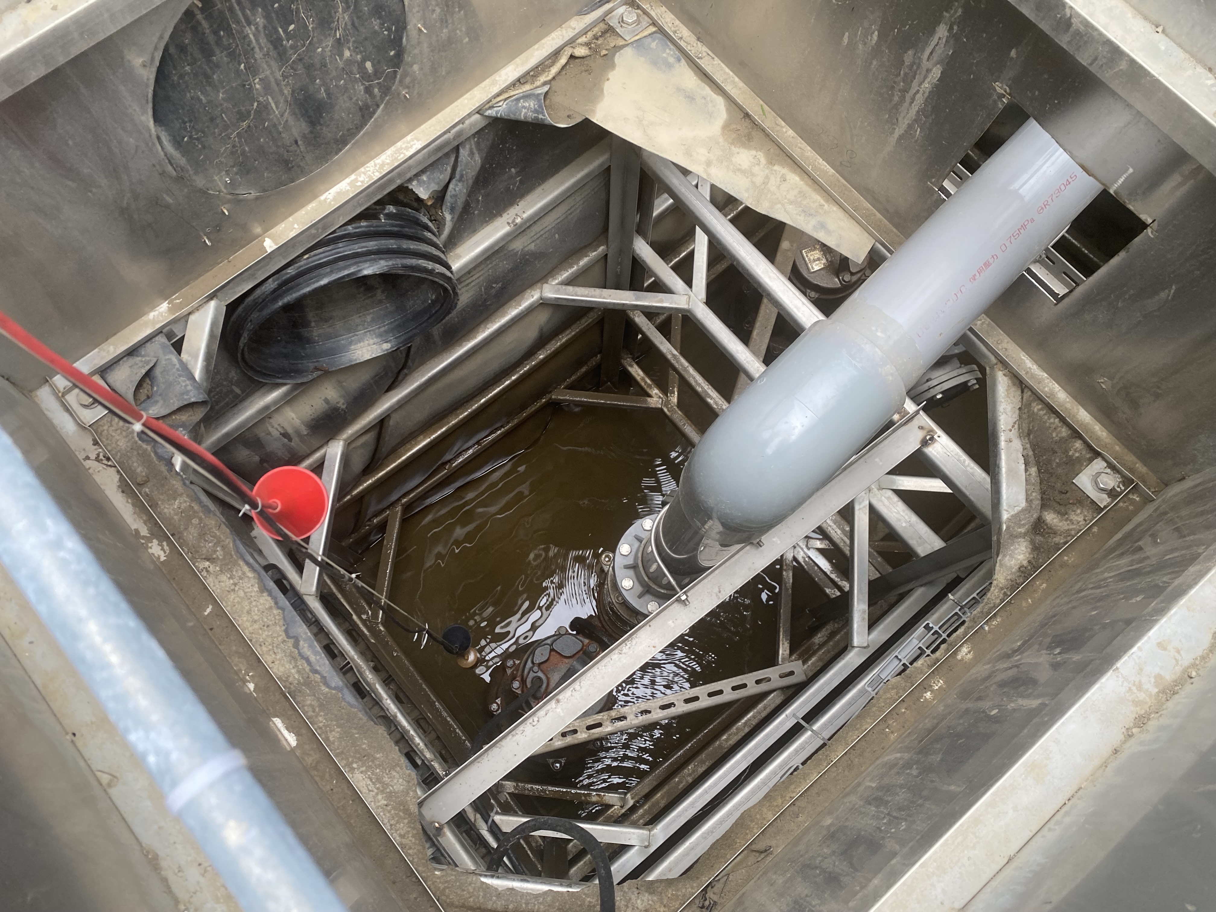 中和區佳和公園新建工程案，完工後經現場作業人員操作抽水機確認運作正常可將貯留於滯洪池的水量抽出，達成讓洪峰延後以及逕流量減低的成果