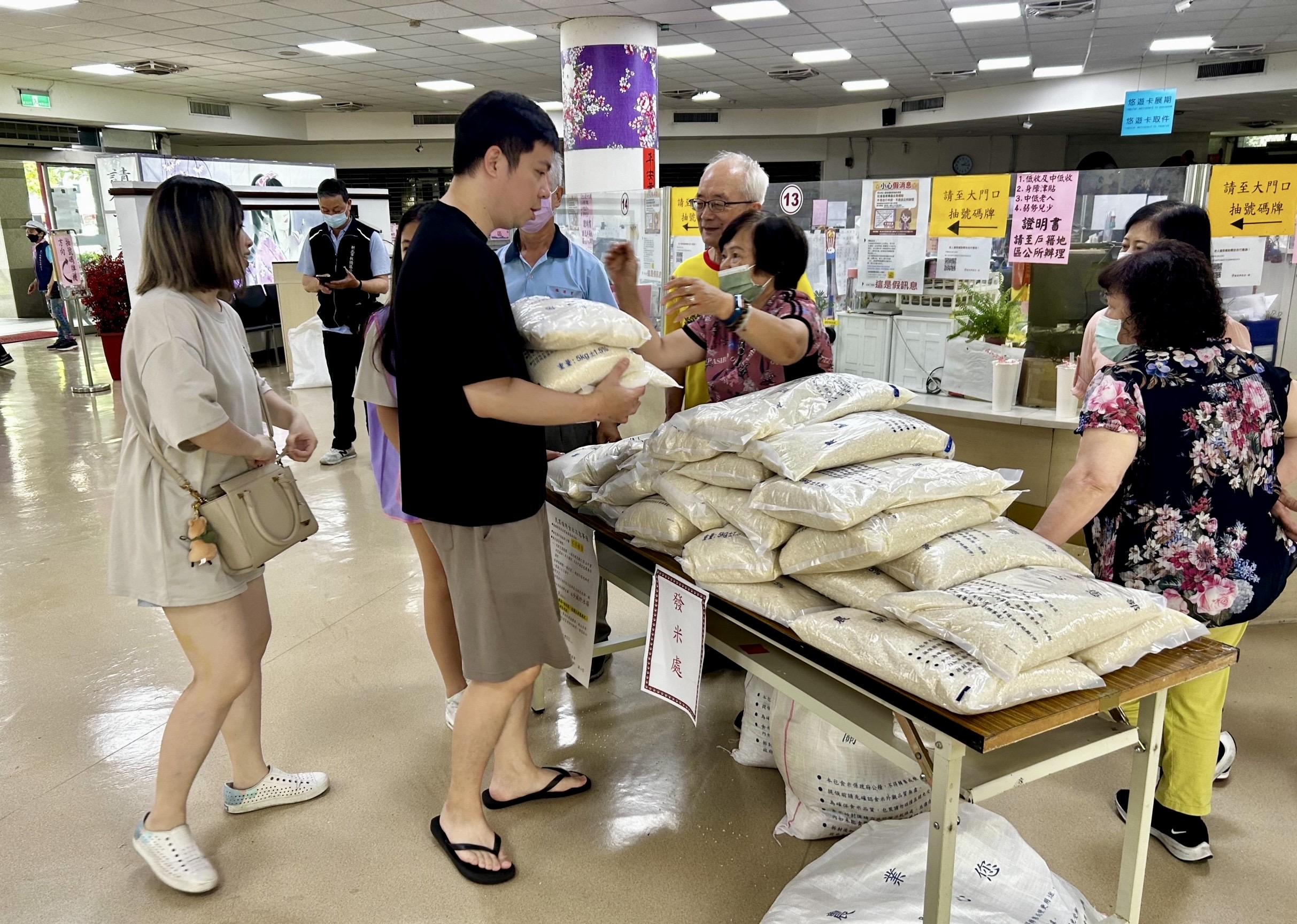 圖2.區公所發放白米情形