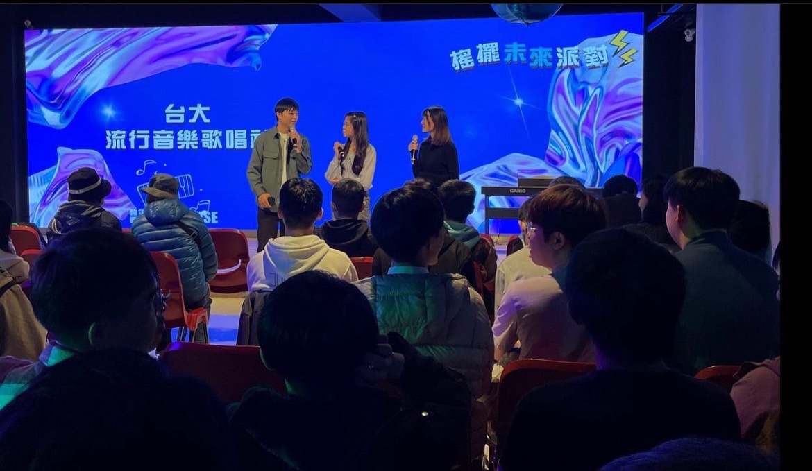 新店未來基地內的新創藝展演舞台提供青年們一個揮灑創意的平台，無論是社會青年、學生或是新創團隊，都能在此有更多的交流，激盪出多元的思維火花。