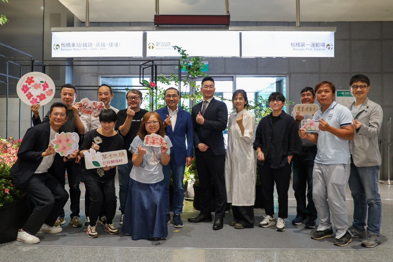  萬金杜鵑攝影展今(27)日在新北市政府1樓東側大廳展出，新北市長侯友宜(右7)與日本杜鵑花城市茨城縣笠間市台灣辦事處副處長坪井勇樹(右6)一同欣賞得獎作品