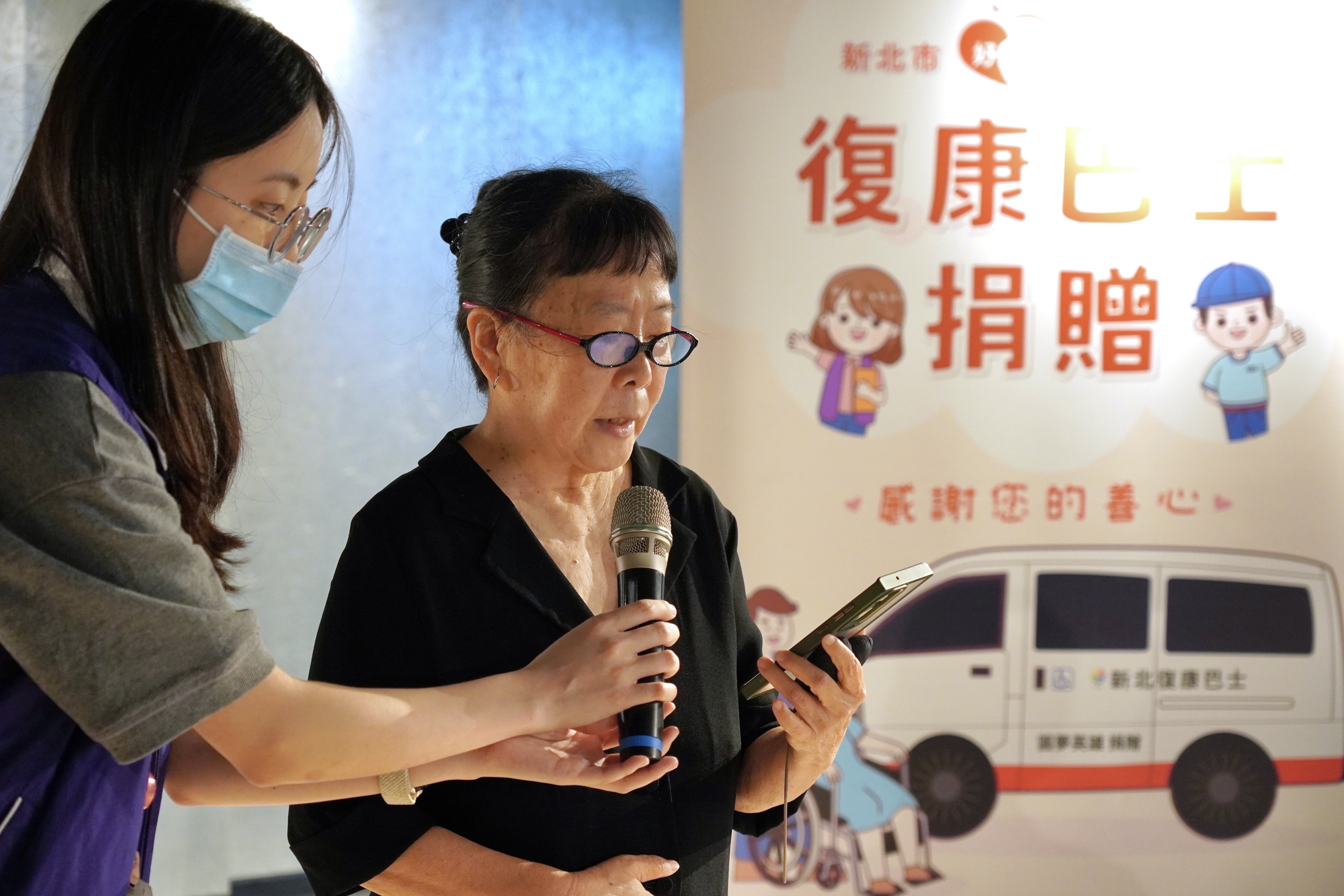 王念慈說著崔小萍老師精彩的人生經歷，身為學生的他們也一一完成了老師的心願，將遺產用於公益。