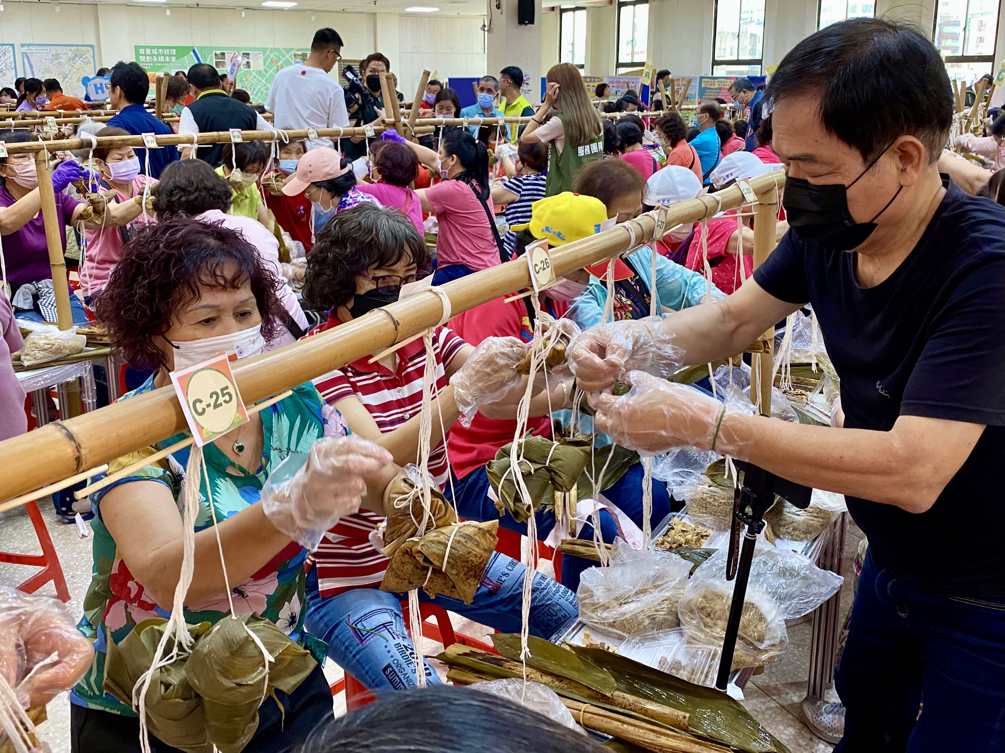 圖2.現場超過300人參與包粽，場面熱鬧