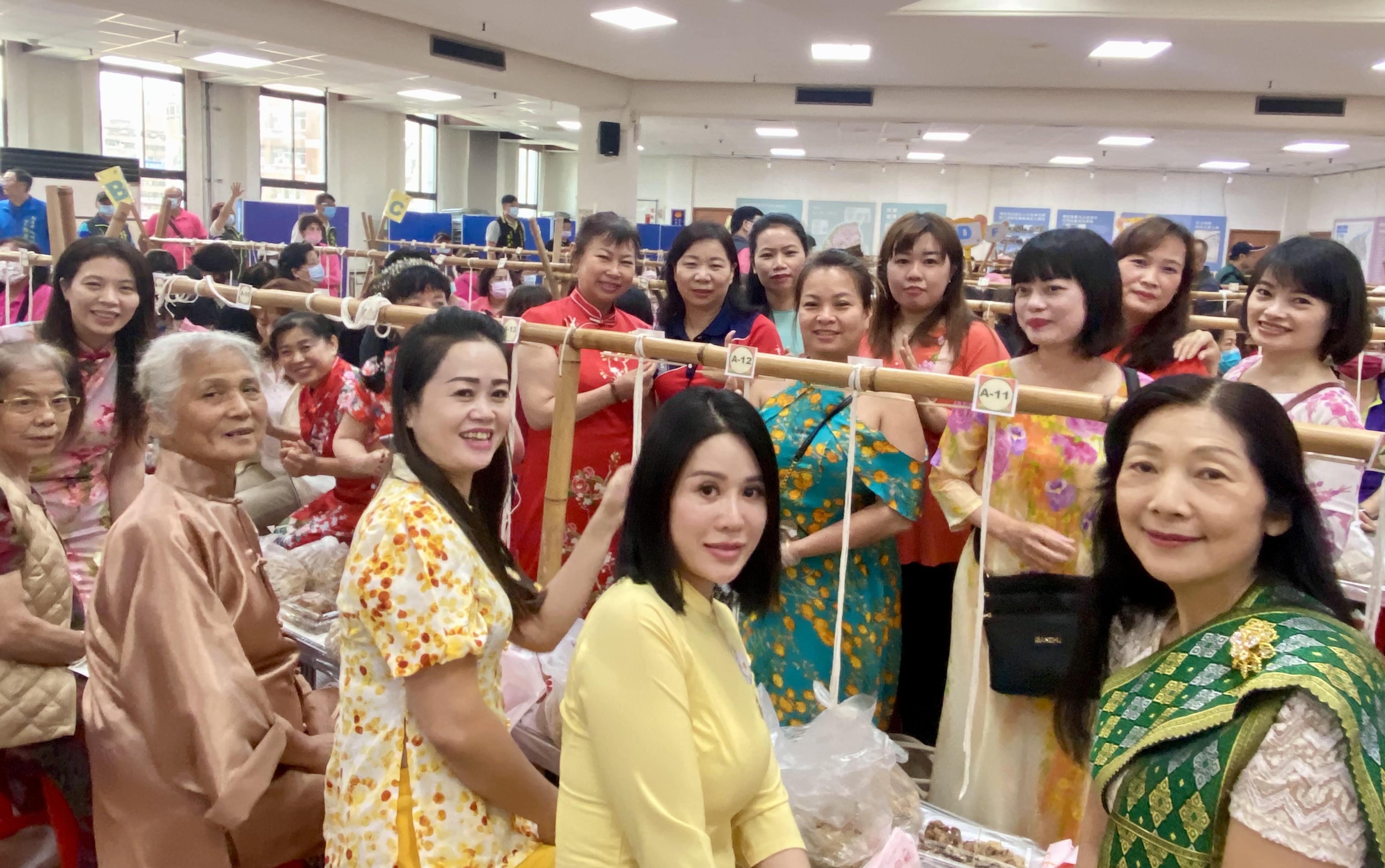 圖8.新住民促進會林素杏理事長帶領新住民朋友一同參與包粽做公益活動